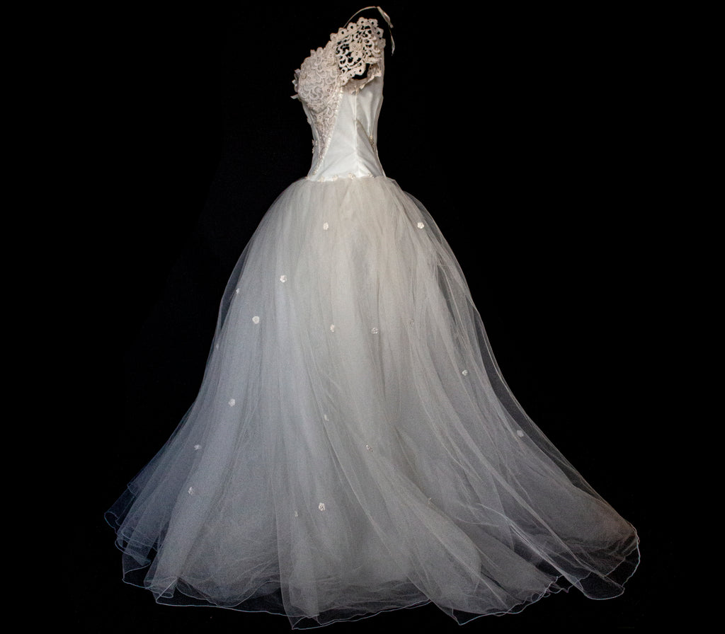 250 - MAJESTIC VINTAGE PRINCESS BALL GOWN: VOLUMINOUS TULLE & MACRAMÉ WITH 3D FLORAL EMBROIDERY
