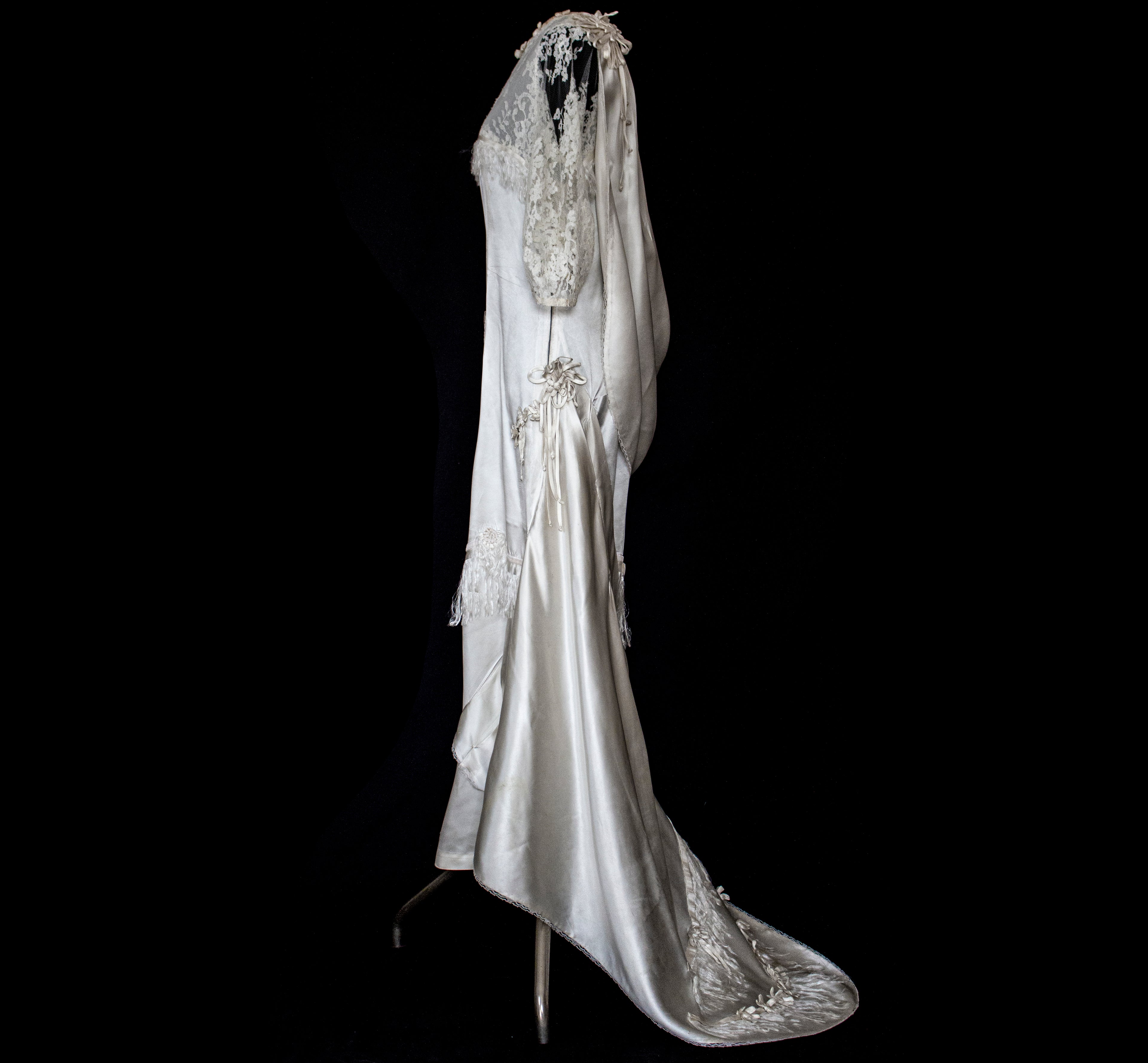 263 - MUSEUM QUALITY 1920S ANTIQUE BRIDAL GOWN: RESTORED ART DECO SILK SATIN & LACE DRESS WITH FRINGES - Vague atelier