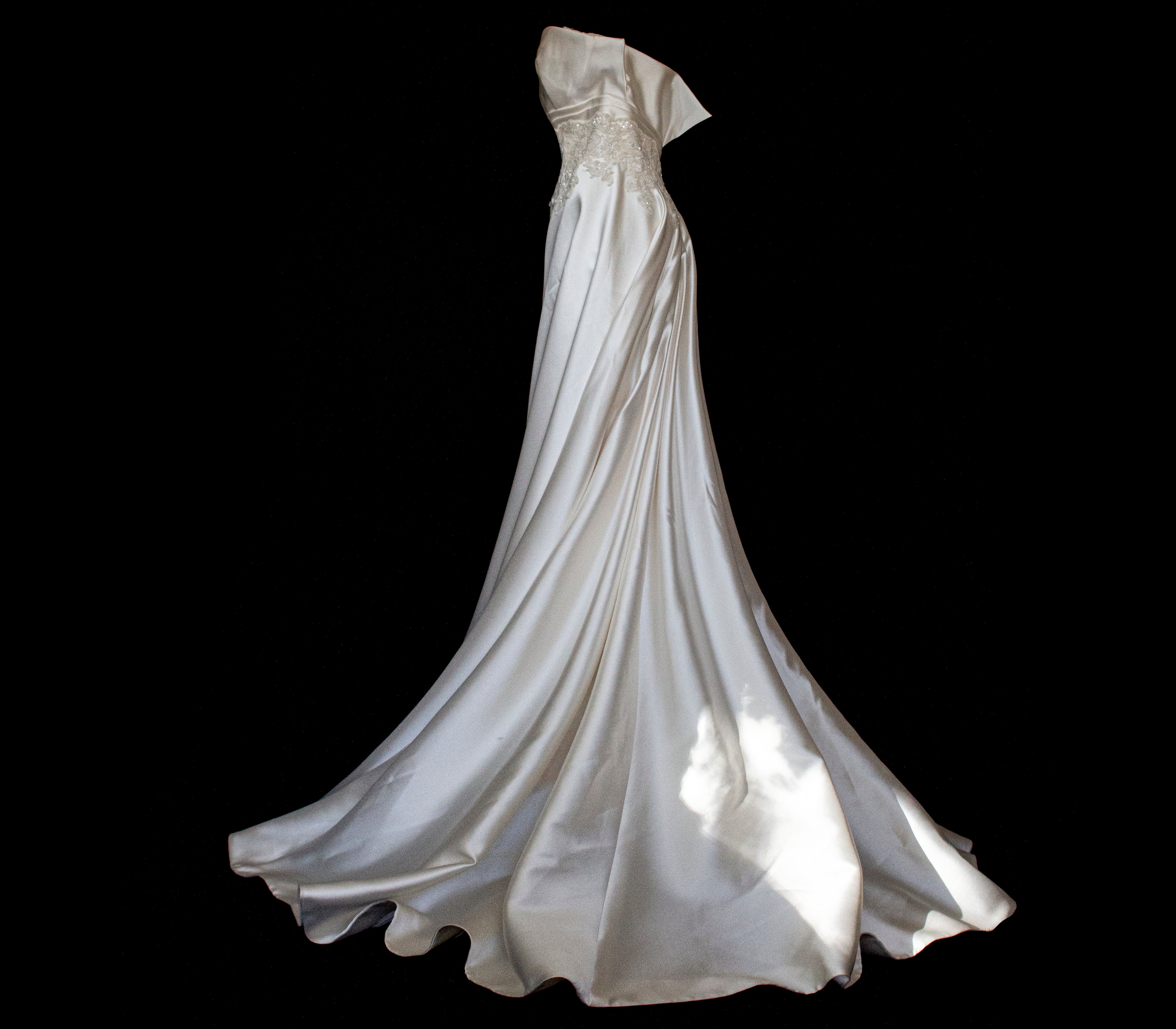 316 - STRAPLESS SILK MIKADO WEDDING DRESS: STRUCTURED A-LINE GOWN WITH HEART NECKLINE & TRAIN - Vague atelier