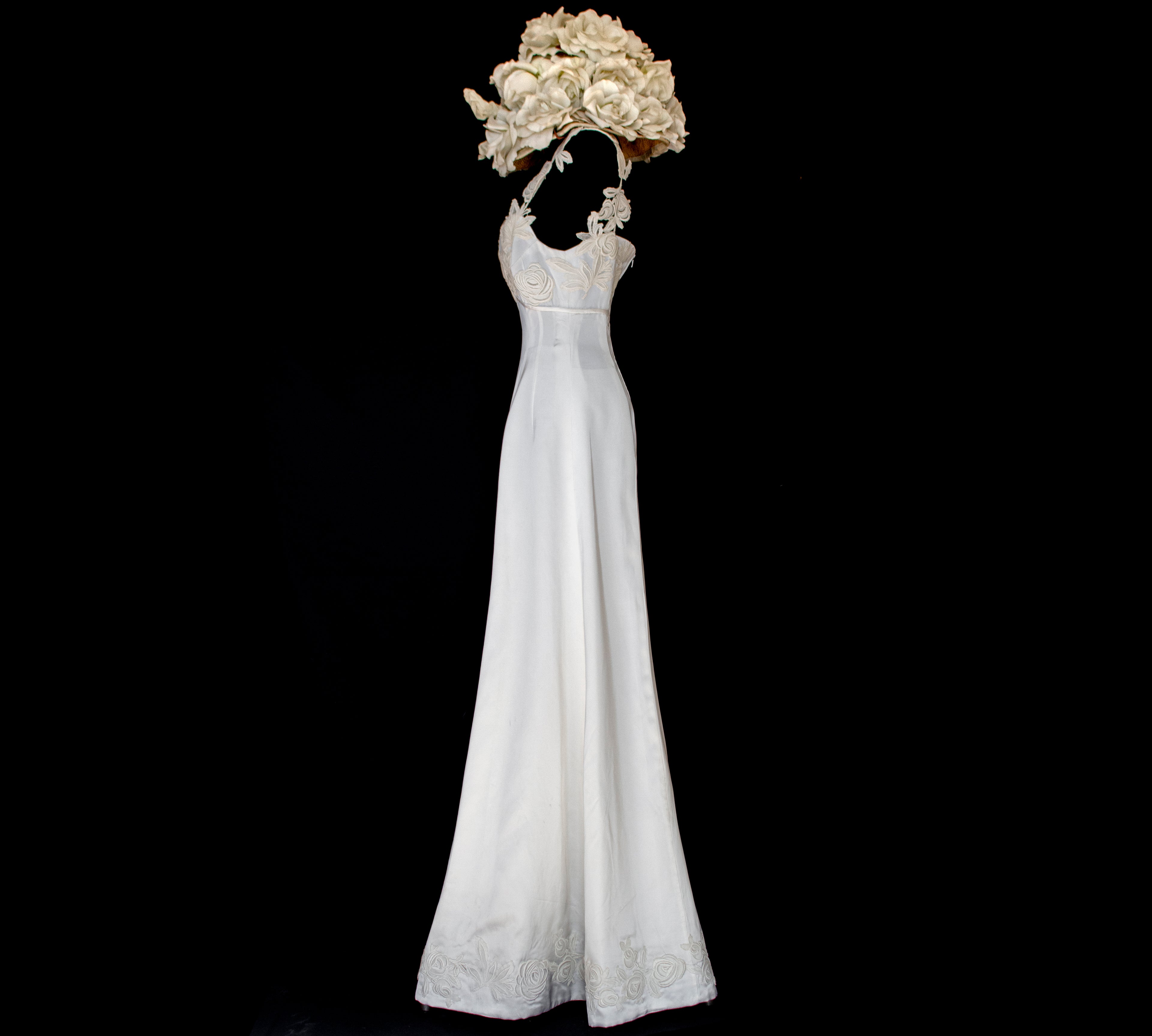 252 - ICONIC 1960S EMPIRE BRIDAL SET: ICE SATIN GOWN & STRAW BUCKET HAT WITH MAXI ROSES
