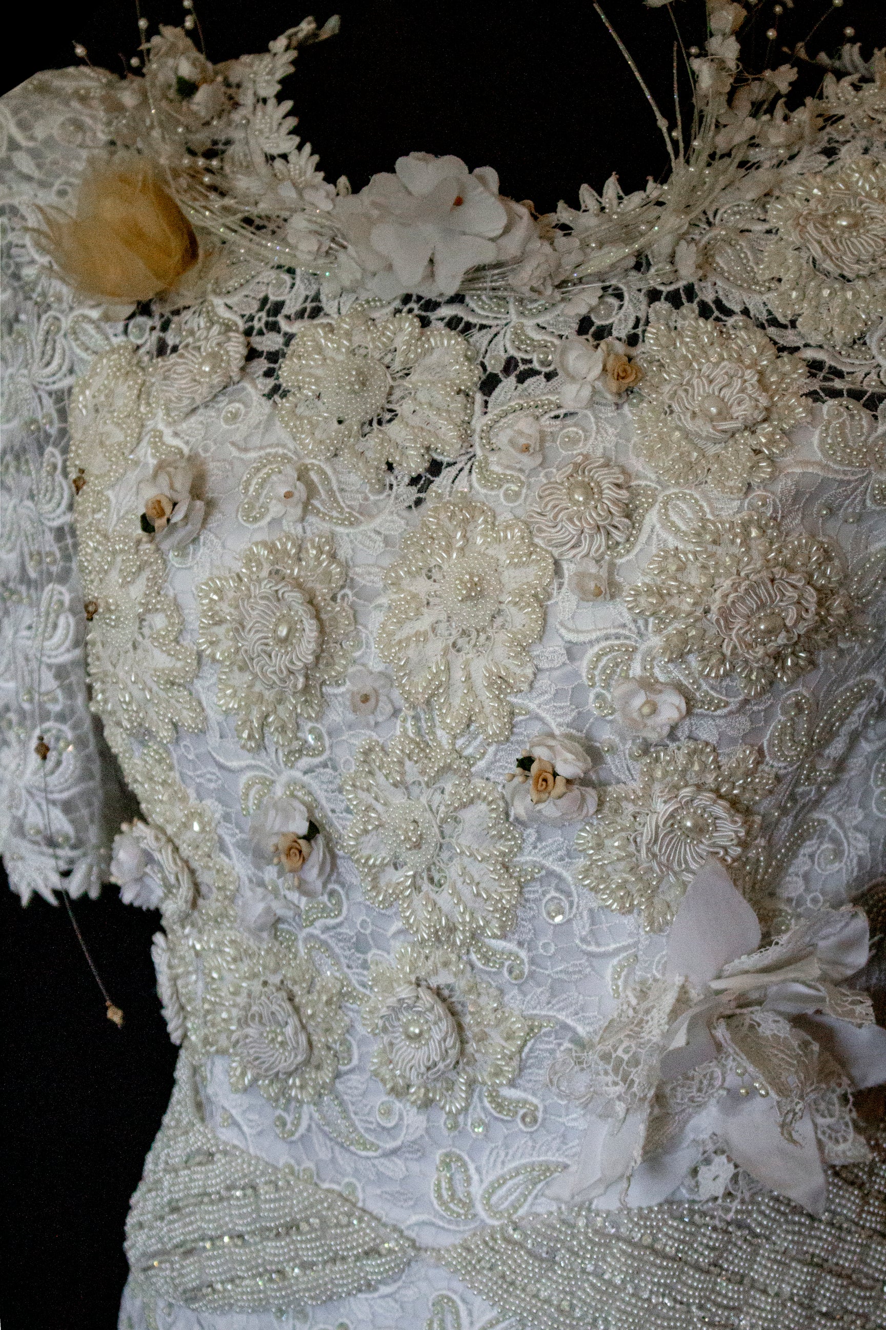 359 - VINTAGE 80s BEADED LACE SHEATH DRESS: WHITE & GOLD WEDDING GOWN WITH 3D FLORAL DETAILS