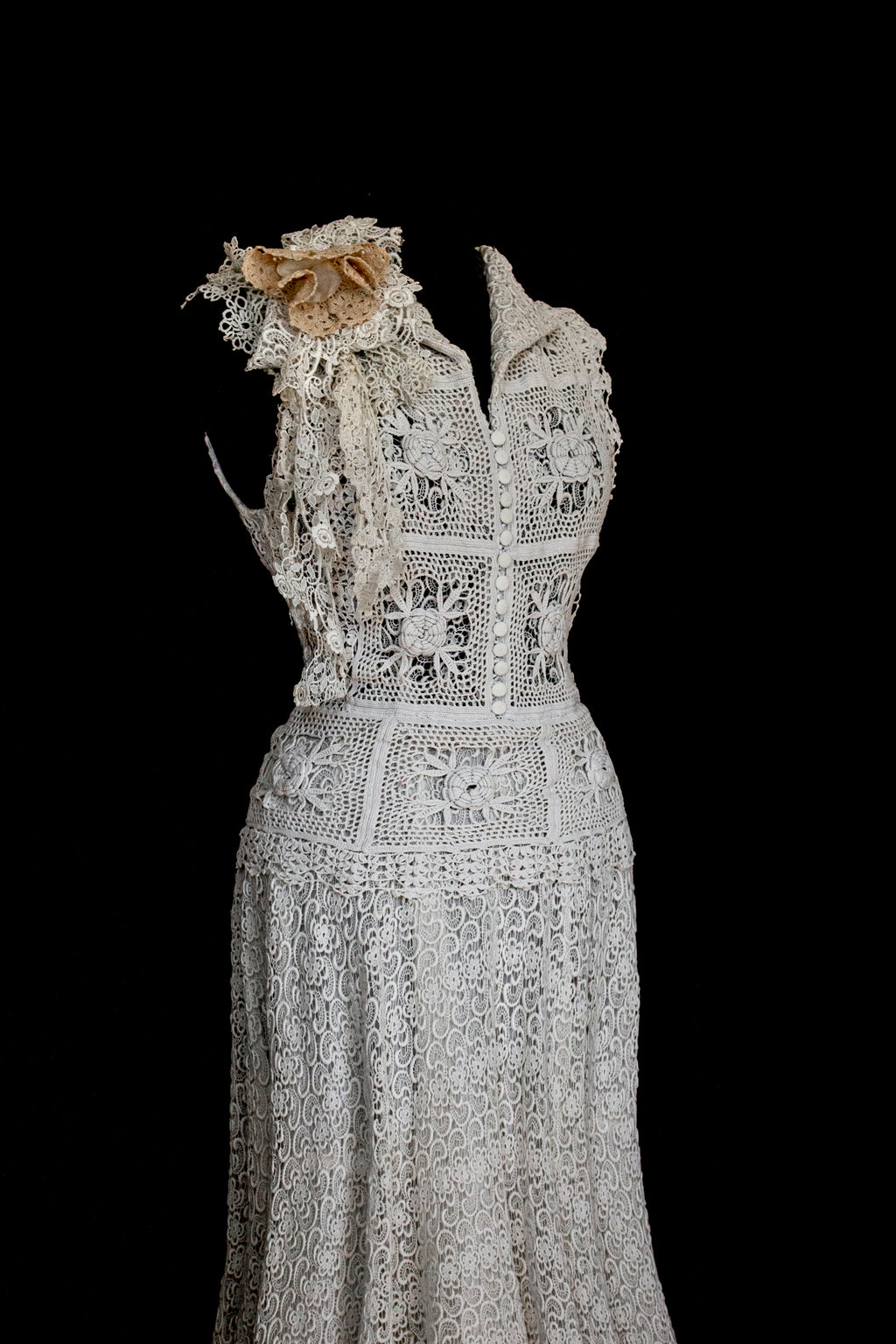351 - ORIGINAL 1950S VINTAGE MACRAME LACE WEDDING DRESS: ECRU TEA LENGTH GOWN WITH CROCHET FLORAL INLAYS, BOHO CHIC RUSTIC BRIDAL STYLE - Vague atelier