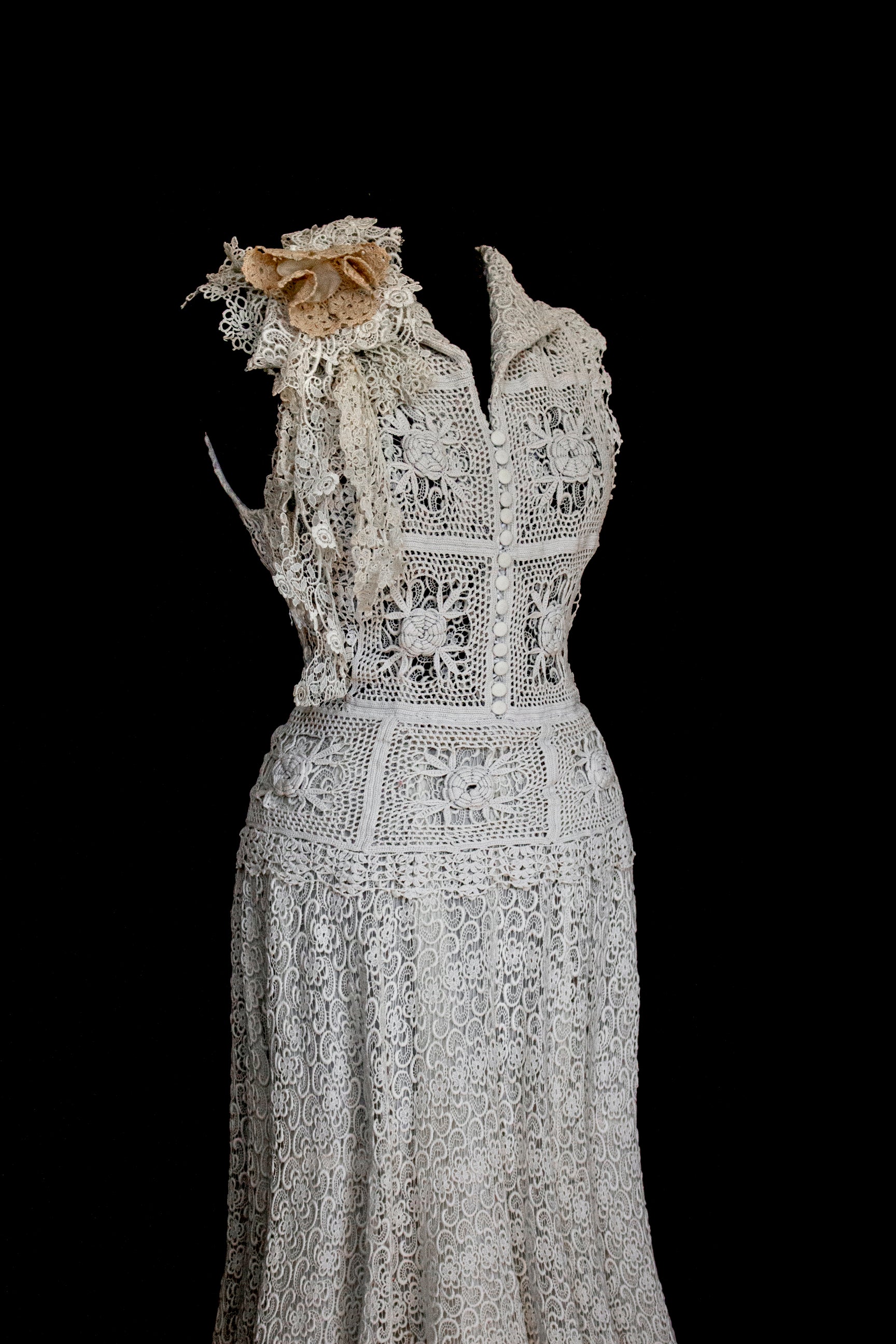 351 - ORIGINAL 1950S VINTAGE MACRAME LACE WEDDING DRESS: ECRU TEA LENGTH GOWN WITH CROCHET FLORAL INLAYS, BOHO CHIC RUSTIC BRIDAL STYLE - Vague atelier