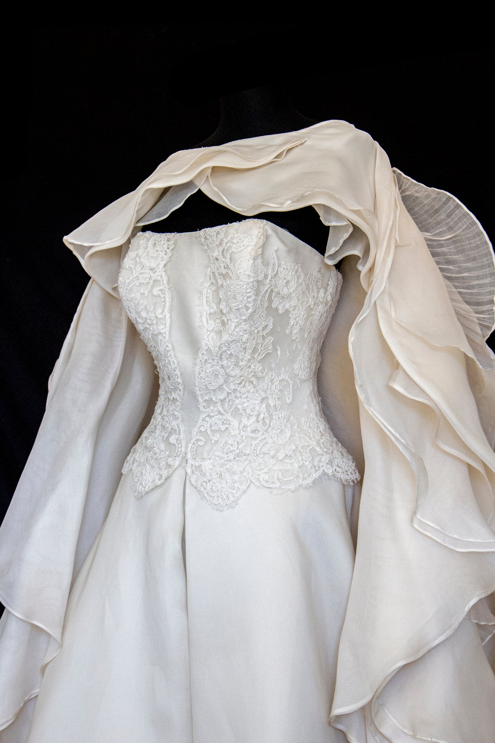 320 - LUXURY PURE SILK VINTAGE BRIDAL GOWN: A-LINE LACE DRESS WITH DETACHABLE RUFFLED CAPE
