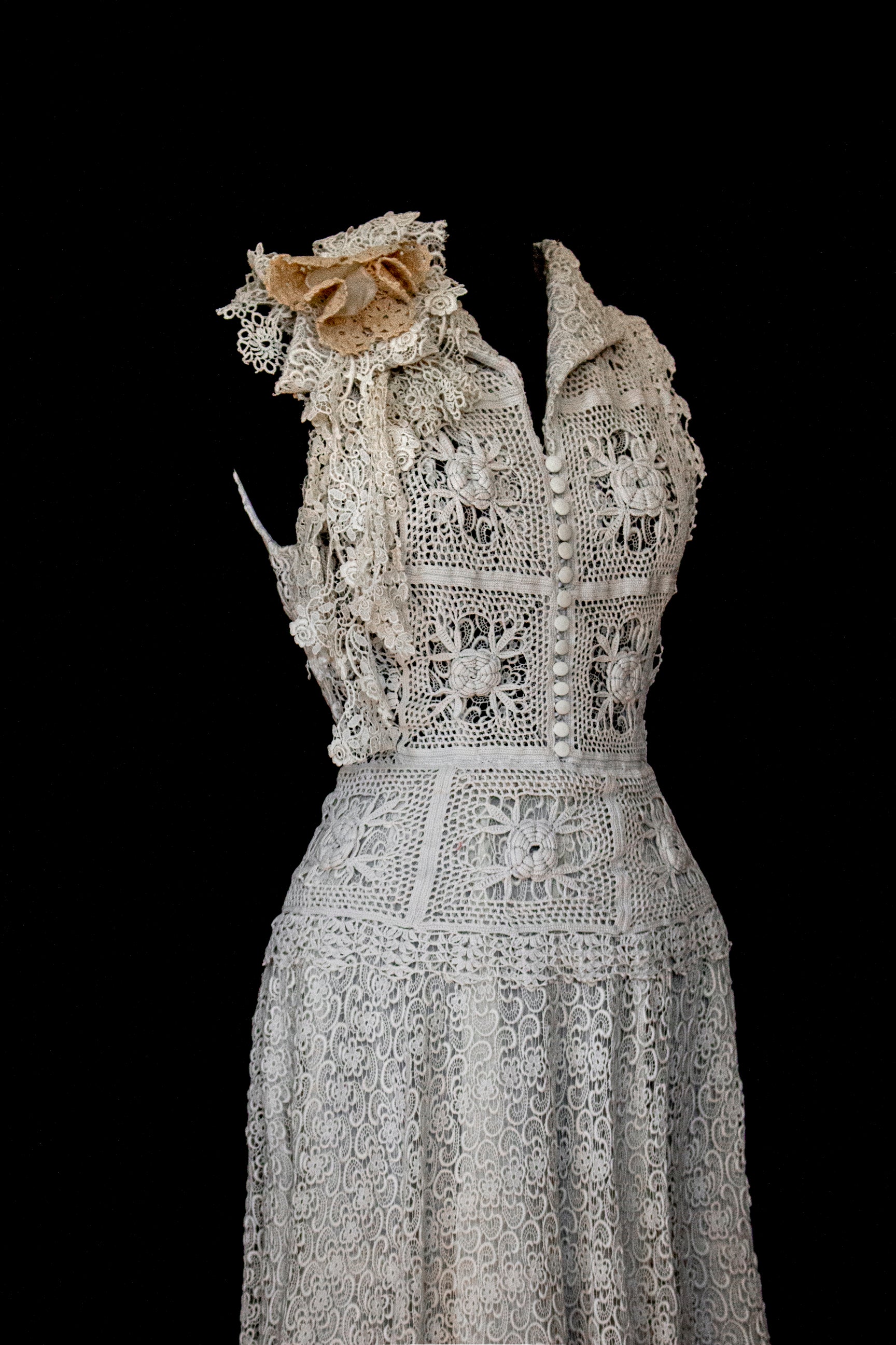 351 - ORIGINAL 1950S VINTAGE MACRAME LACE WEDDING DRESS: ECRU TEA LENGTH GOWN WITH CROCHET FLORAL INLAYS, BOHO CHIC RUSTIC BRIDAL STYLE - Vague atelier
