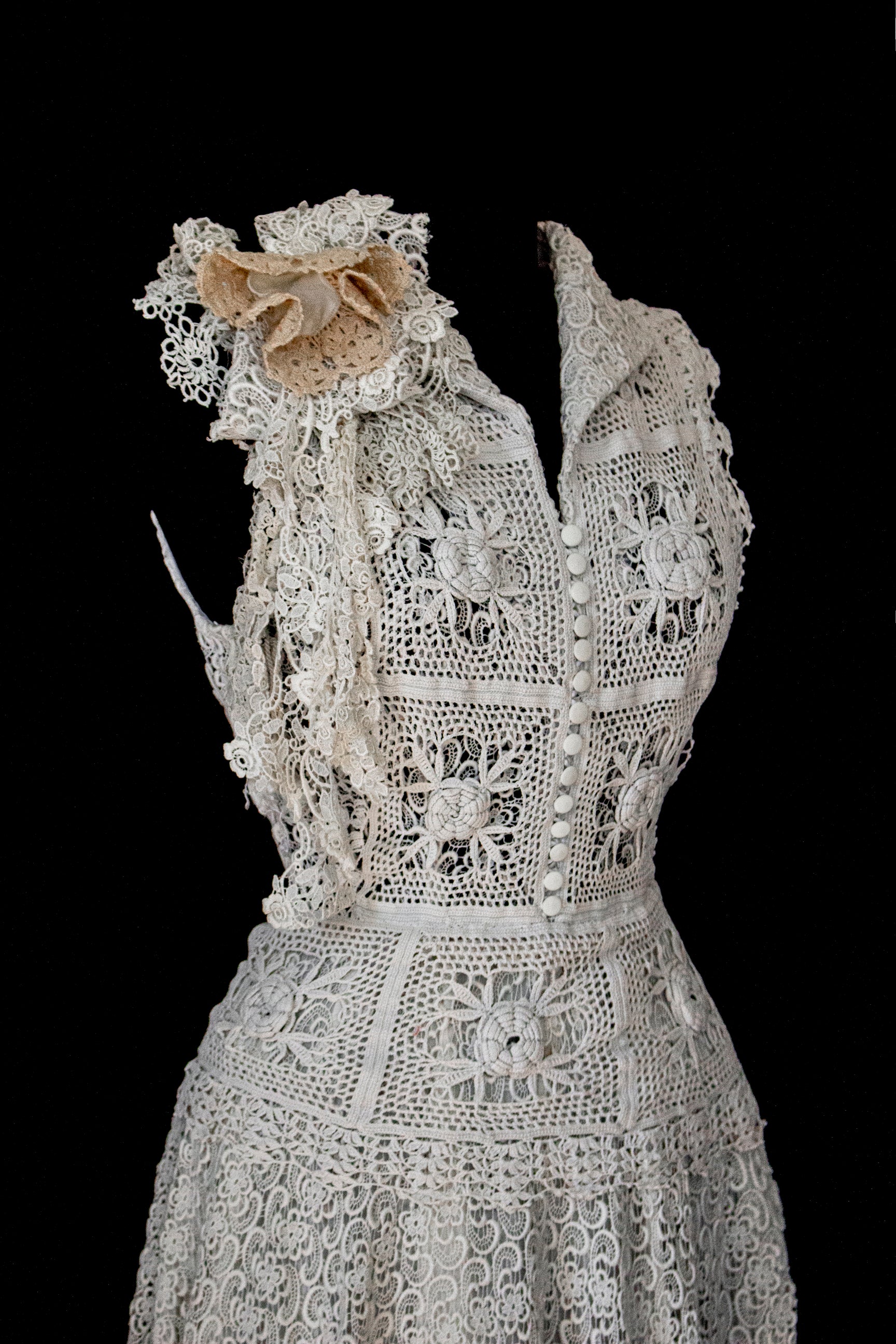 351 - ORIGINAL 1950S VINTAGE MACRAME LACE WEDDING DRESS: ECRU TEA LENGTH GOWN WITH CROCHET FLORAL INLAYS, BOHO CHIC RUSTIC BRIDAL STYLE - Vague atelier