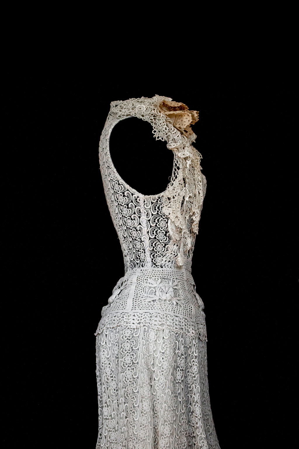 351 - ORIGINAL 1950S VINTAGE MACRAME LACE WEDDING DRESS: ECRU TEA LENGTH GOWN WITH CROCHET FLORAL INLAYS, BOHO CHIC RUSTIC BRIDAL STYLE - Vague atelier