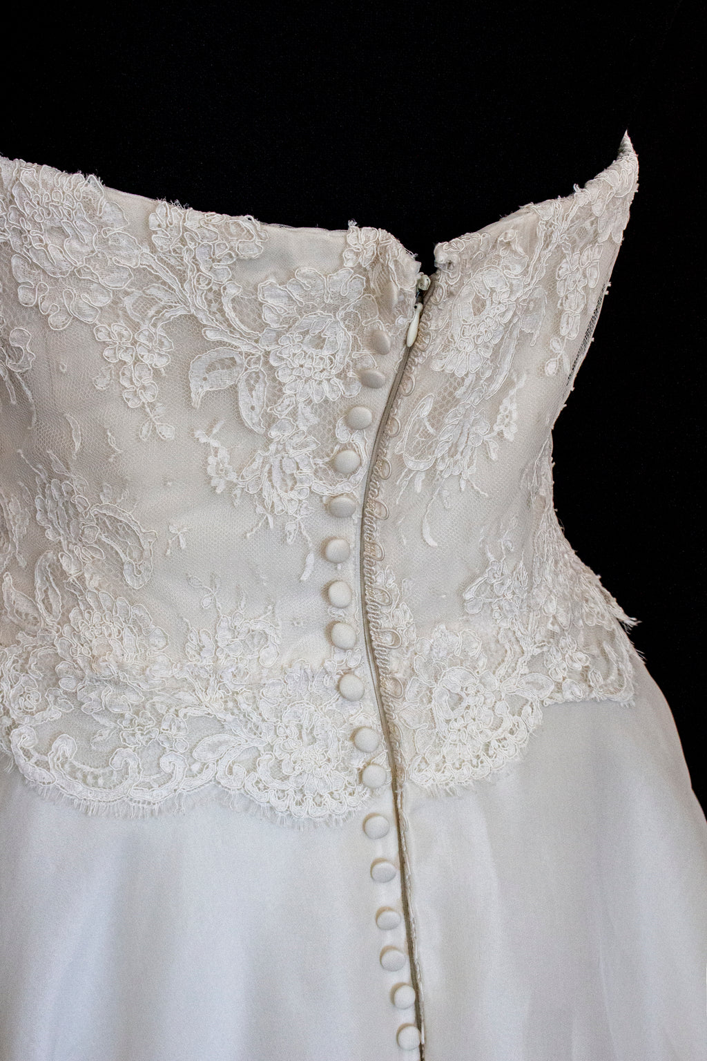 320 - LUXURY PURE SILK VINTAGE BRIDAL GOWN: A-LINE LACE DRESS WITH DETACHABLE RUFFLED CAPE