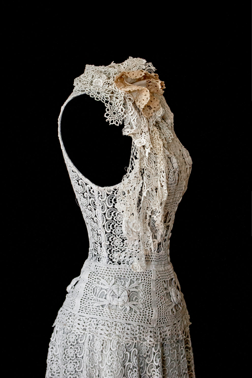 351 - ORIGINAL 1950S VINTAGE MACRAME LACE WEDDING DRESS: ECRU TEA LENGTH GOWN WITH CROCHET FLORAL INLAYS, BOHO CHIC RUSTIC BRIDAL STYLE - Vague atelier
