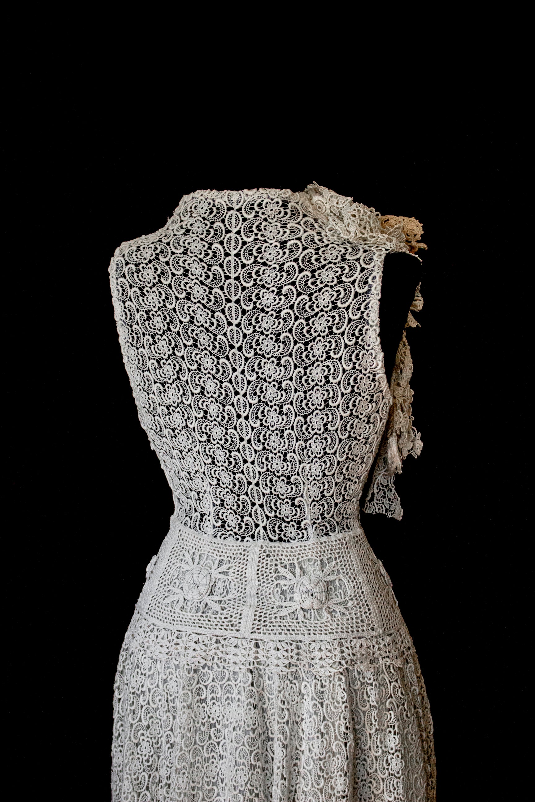 351 - ORIGINAL 1950S VINTAGE MACRAME LACE WEDDING DRESS: ECRU TEA LENGTH GOWN WITH CROCHET FLORAL INLAYS, BOHO CHIC RUSTIC BRIDAL STYLE - Vague atelier