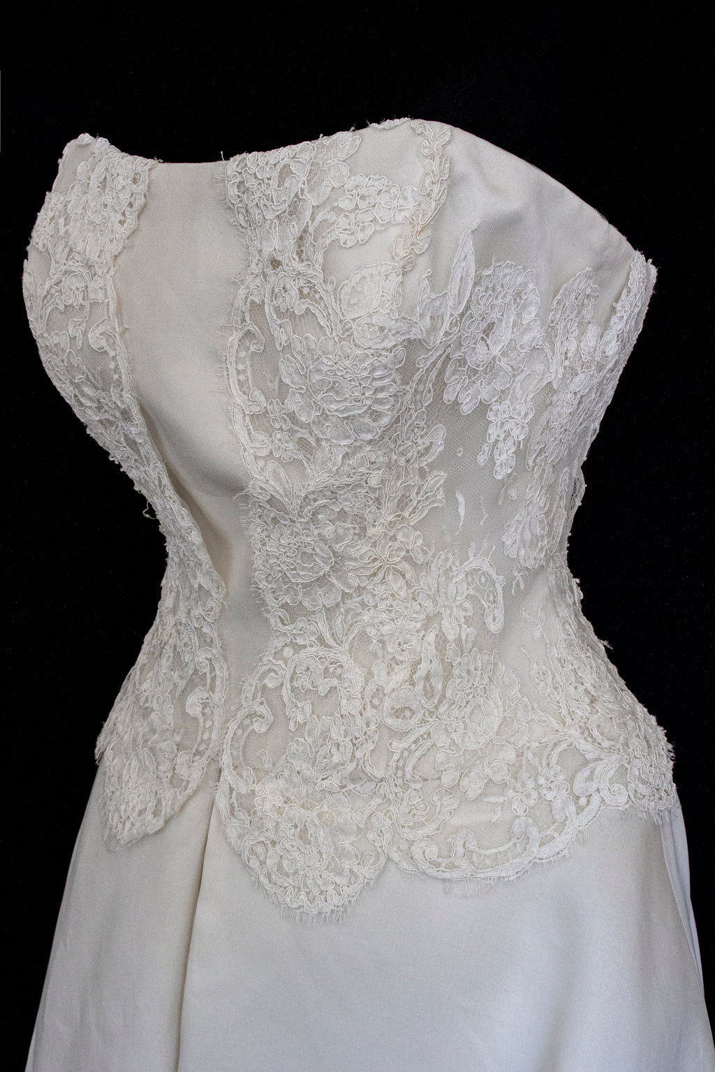 320 - LUXURY PURE SILK VINTAGE BRIDAL GOWN: A-LINE LACE DRESS WITH DETACHABLE RUFFLED CAPE