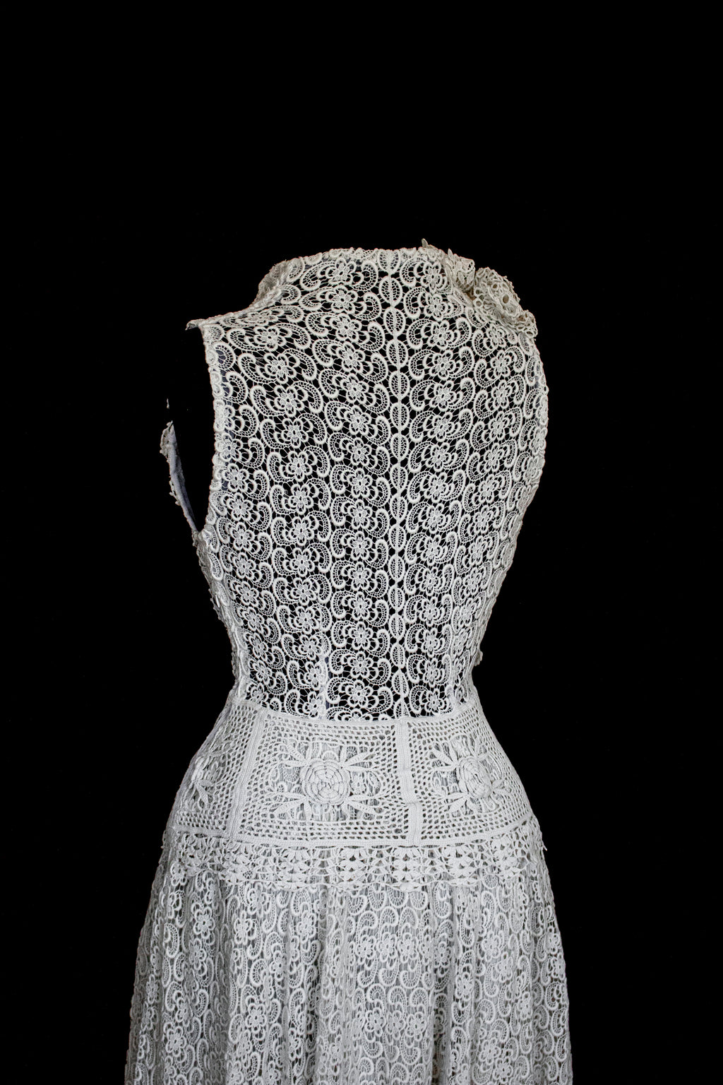 351 - ORIGINAL 1950S VINTAGE MACRAME LACE WEDDING DRESS: ECRU TEA LENGTH GOWN WITH CROCHET FLORAL INLAYS, BOHO CHIC RUSTIC BRIDAL STYLE - Vague atelier