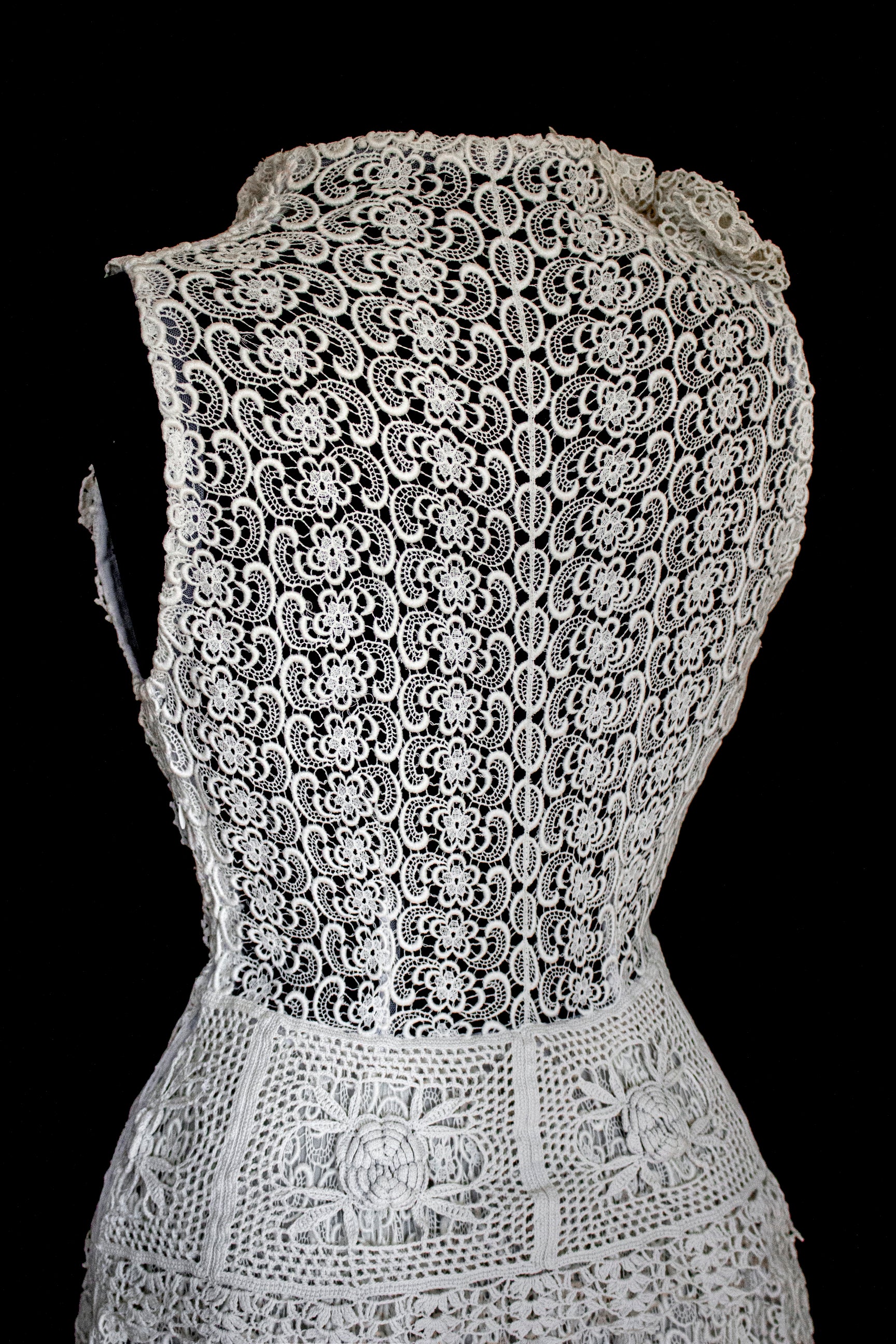 351 - ORIGINAL 1950S VINTAGE MACRAME LACE WEDDING DRESS: ECRU TEA LENGTH GOWN WITH CROCHET FLORAL INLAYS, BOHO CHIC RUSTIC BRIDAL STYLE - Vague atelier
