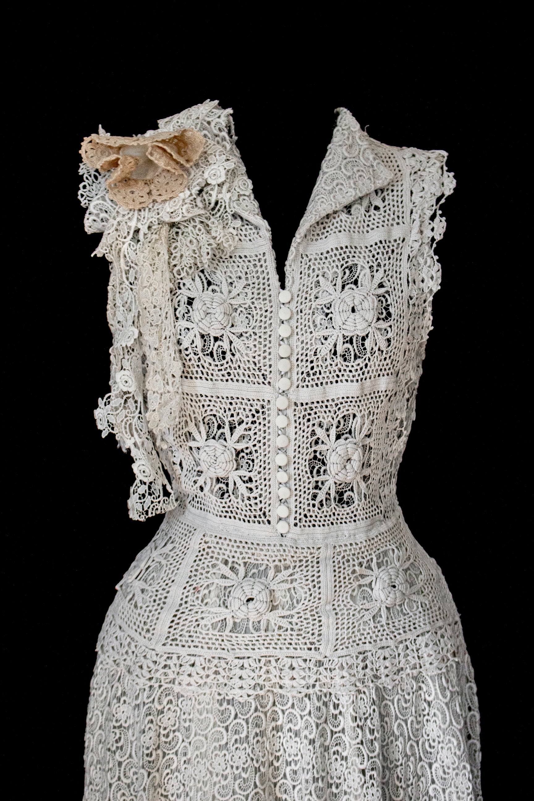 351 - ORIGINAL 1950S VINTAGE MACRAME LACE WEDDING DRESS: ECRU TEA LENGTH GOWN WITH CROCHET FLORAL INLAYS, BOHO CHIC RUSTIC BRIDAL STYLE - Vague atelier