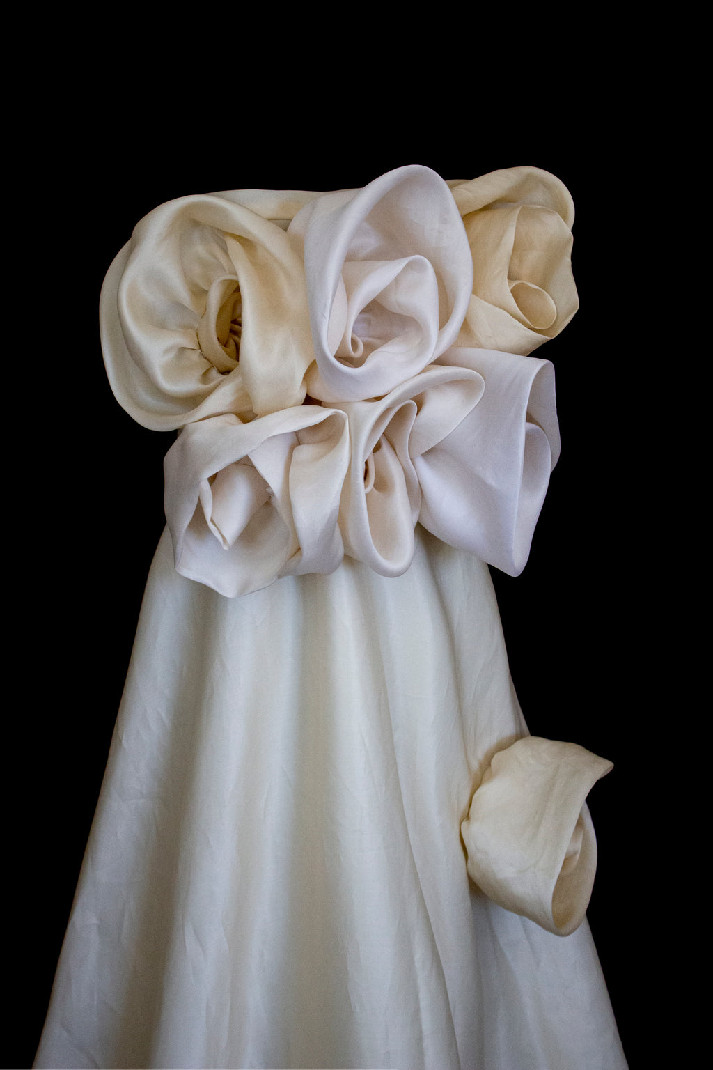 318 - COUTURE SILK ORGANZA BRIDAL GOWN: HANDMADE 3D MAXI FLOWERS & VINTAGE FLORAL TRAIN - Vague atelier