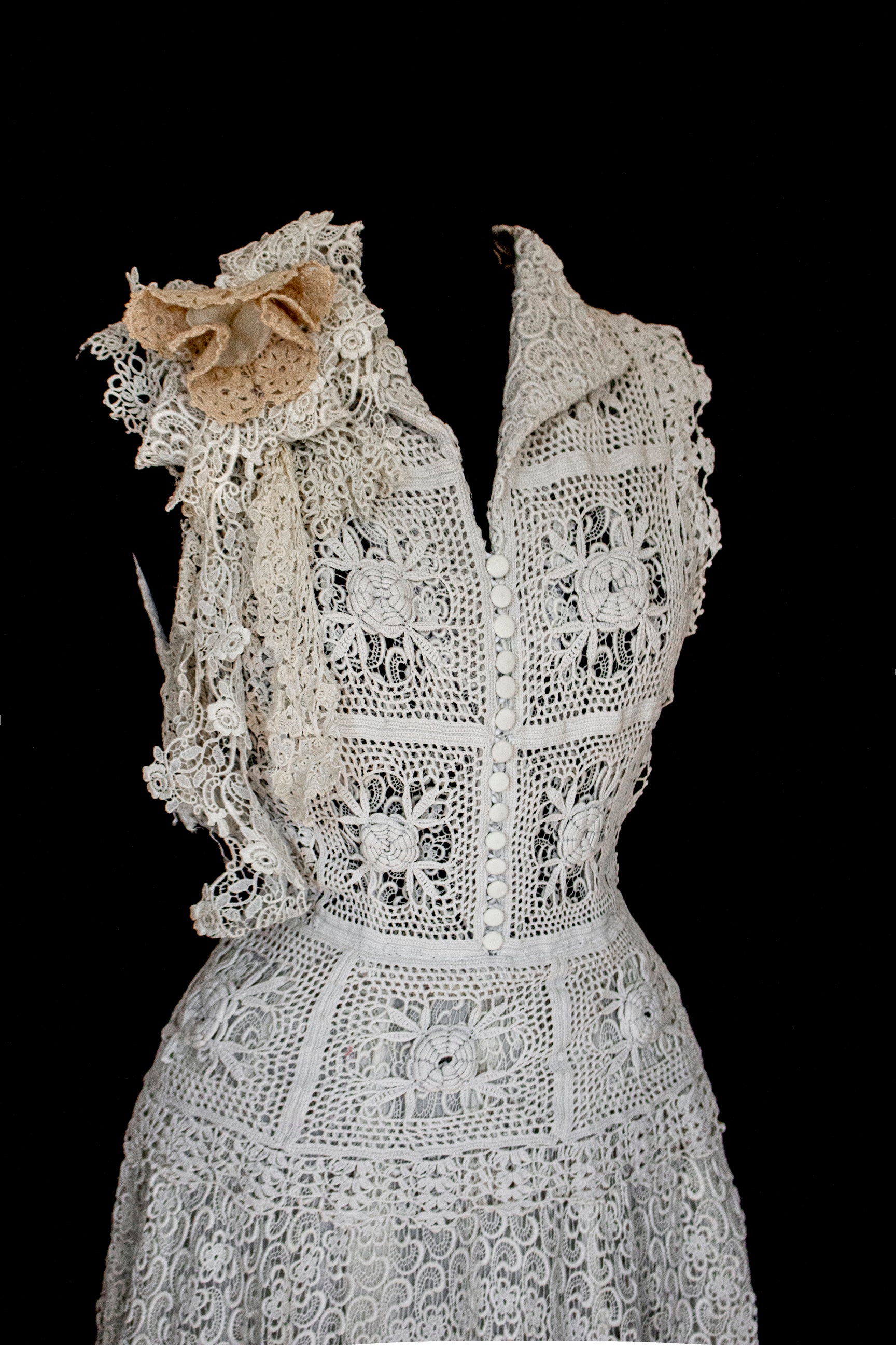 351 - ORIGINAL 1950S VINTAGE MACRAME LACE WEDDING DRESS: ECRU TEA LENGTH GOWN WITH CROCHET FLORAL INLAYS, BOHO CHIC RUSTIC BRIDAL STYLE - Vague atelier