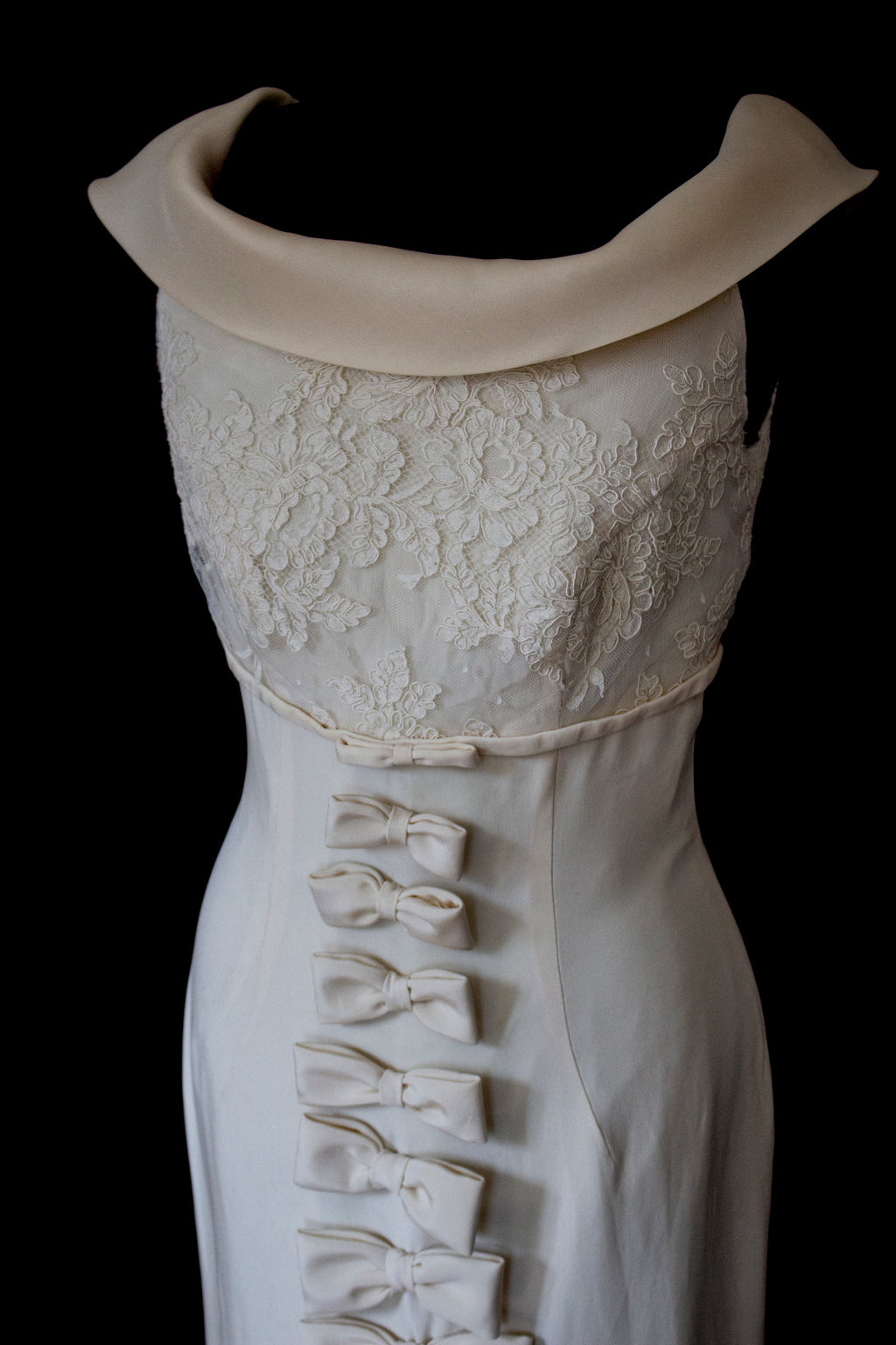 273 - CHIC VINTAGE PURE SILK BRIDAL MERMAID GOWN: LACE BODICE & VERTICAL MAXI BOWS - Vague atelier