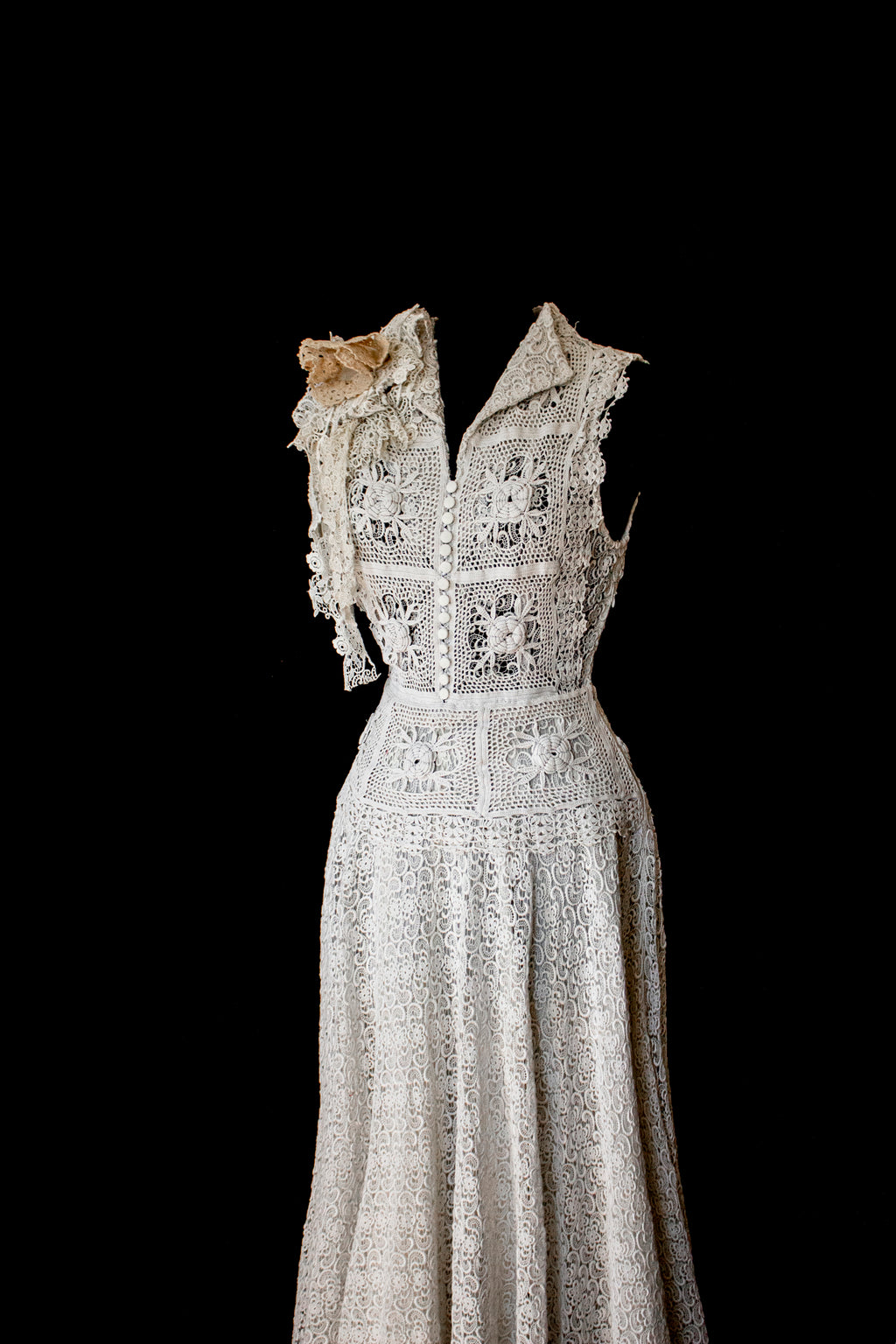 351 - ORIGINAL 1950S VINTAGE MACRAME LACE WEDDING DRESS: ECRU TEA LENGTH GOWN WITH CROCHET FLORAL INLAYS, BOHO CHIC RUSTIC BRIDAL STYLE - Vague atelier