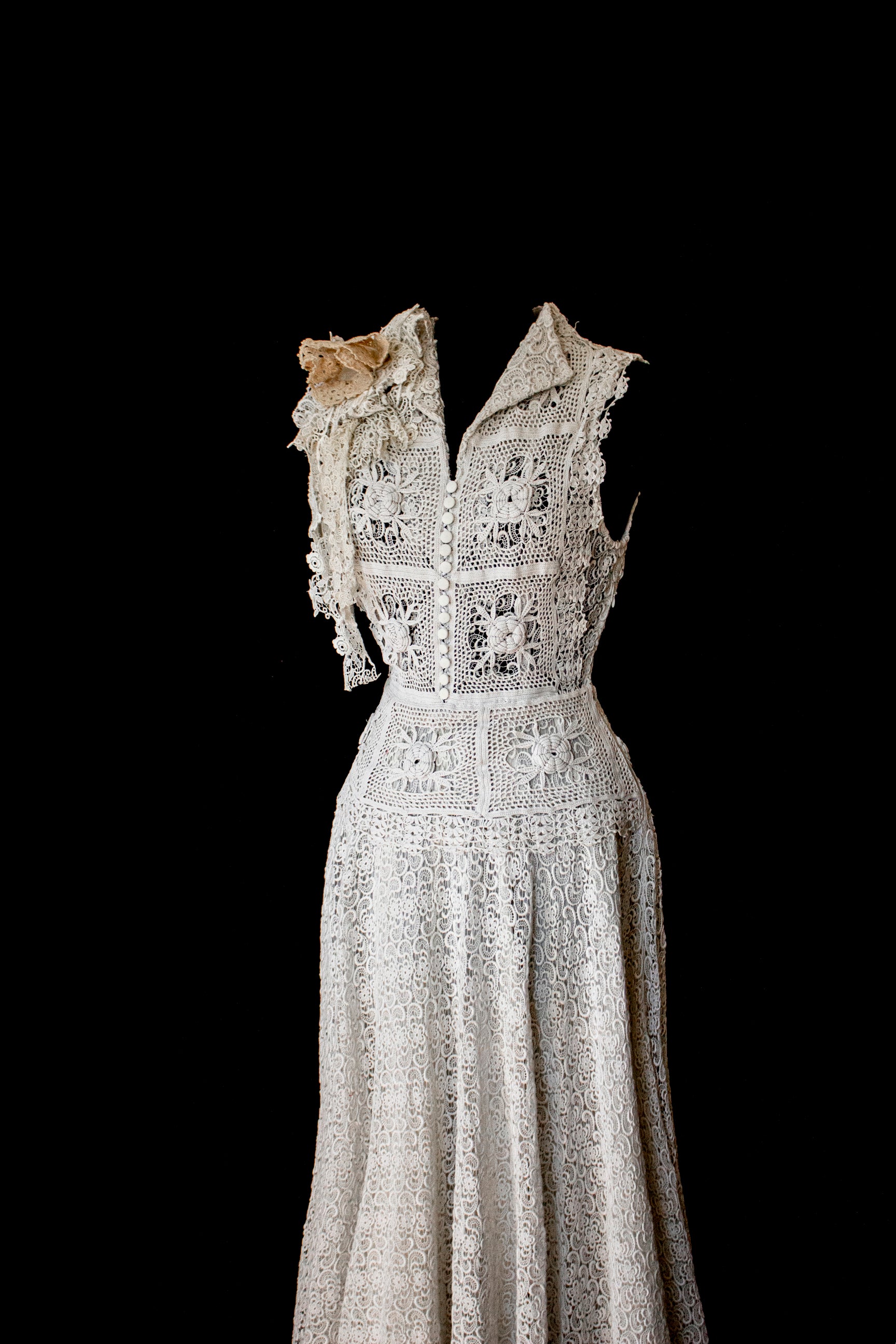 351 - ORIGINAL 1950S VINTAGE MACRAME LACE WEDDING DRESS: ECRU TEA LENGTH GOWN WITH CROCHET FLORAL INLAYS, BOHO CHIC RUSTIC BRIDAL STYLE - Vague atelier