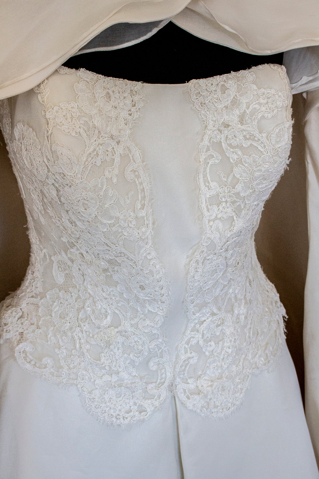 320 - LUXURY PURE SILK VINTAGE BRIDAL GOWN: A-LINE LACE DRESS WITH DETACHABLE RUFFLED CAPE