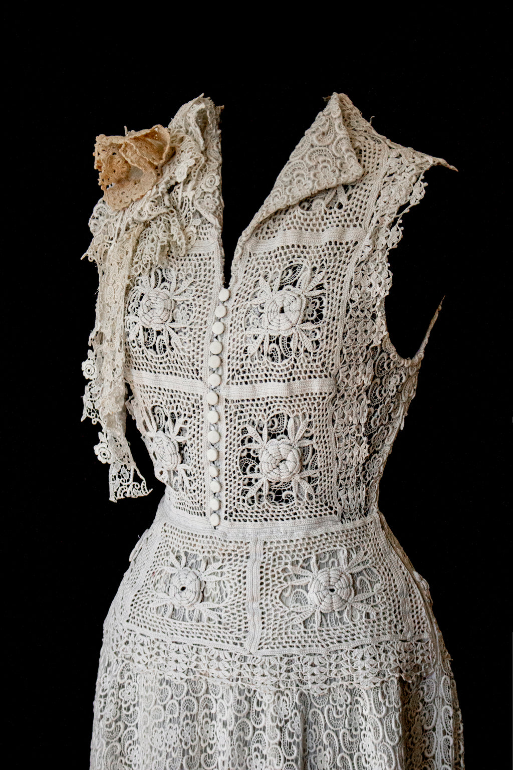351 - ORIGINAL 1950S VINTAGE MACRAME LACE WEDDING DRESS: ECRU TEA LENGTH GOWN WITH CROCHET FLORAL INLAYS, BOHO CHIC RUSTIC BRIDAL STYLE - Vague atelier
