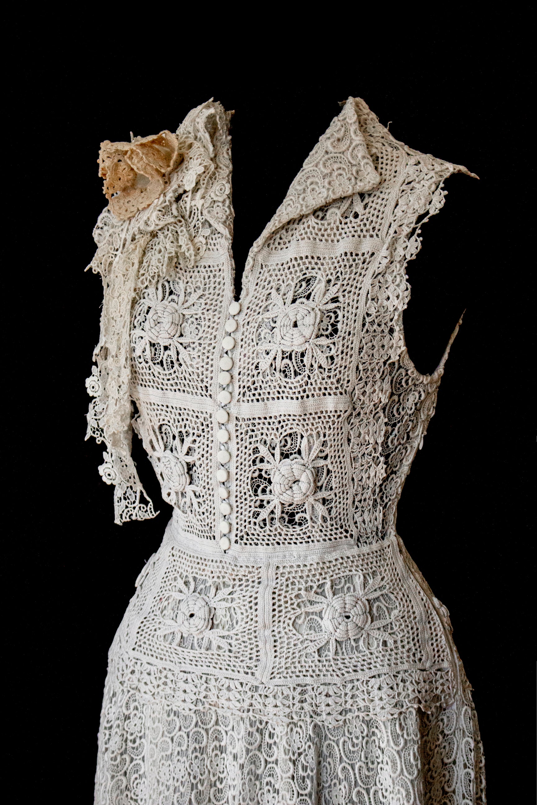 351 - ORIGINAL 1950S VINTAGE MACRAME LACE WEDDING DRESS: ECRU TEA LENGTH GOWN WITH CROCHET FLORAL INLAYS, BOHO CHIC RUSTIC BRIDAL STYLE - Vague atelier