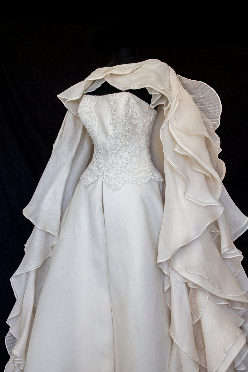 320 - LUXURY PURE SILK VINTAGE BRIDAL GOWN: A-LINE LACE DRESS WITH DETACHABLE RUFFLED CAPE