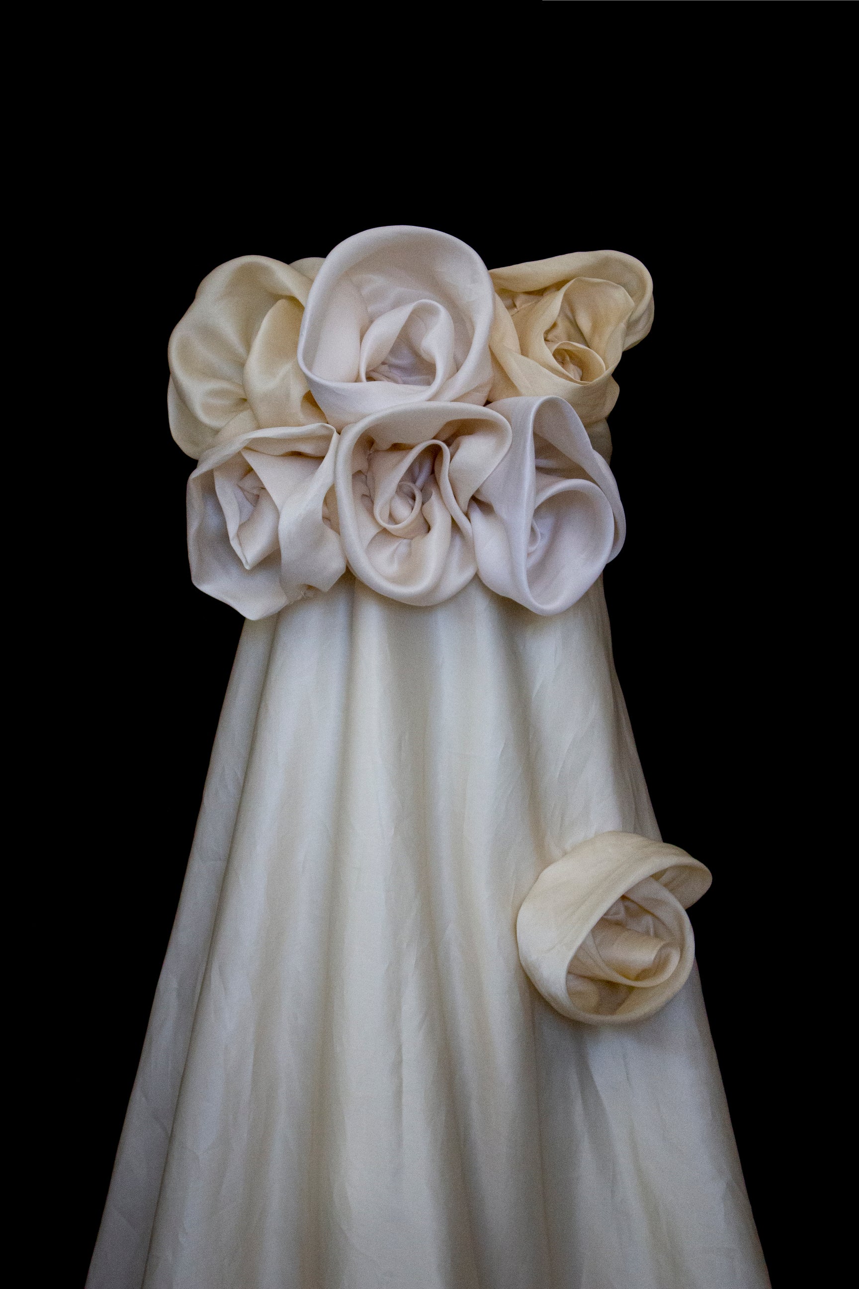 318 - COUTURE SILK ORGANZA BRIDAL GOWN: HANDMADE 3D MAXI FLOWERS & VINTAGE FLORAL TRAIN - Vague atelier