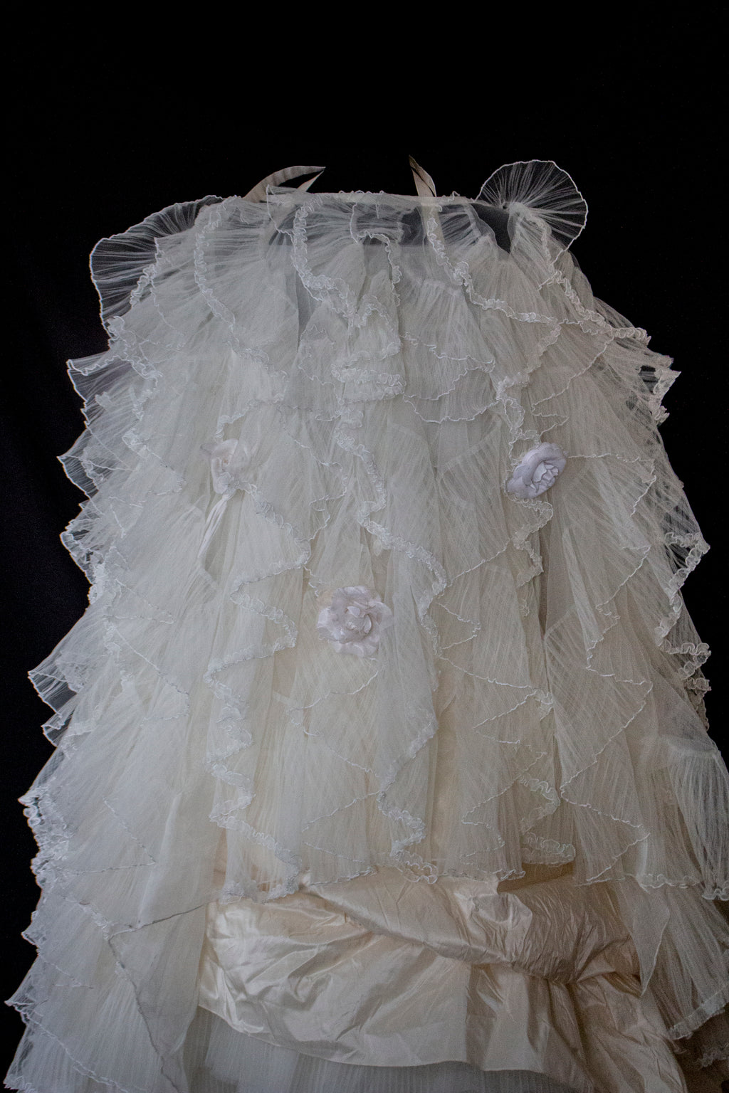 335 - ROMANTIC CREAM SILK TAFFETA VINTAGE WEDDING DRESS: UNIQUE 3-PIECE BALL GOWN WITH RUFFLED CLOUD CAPE - Vague atelier