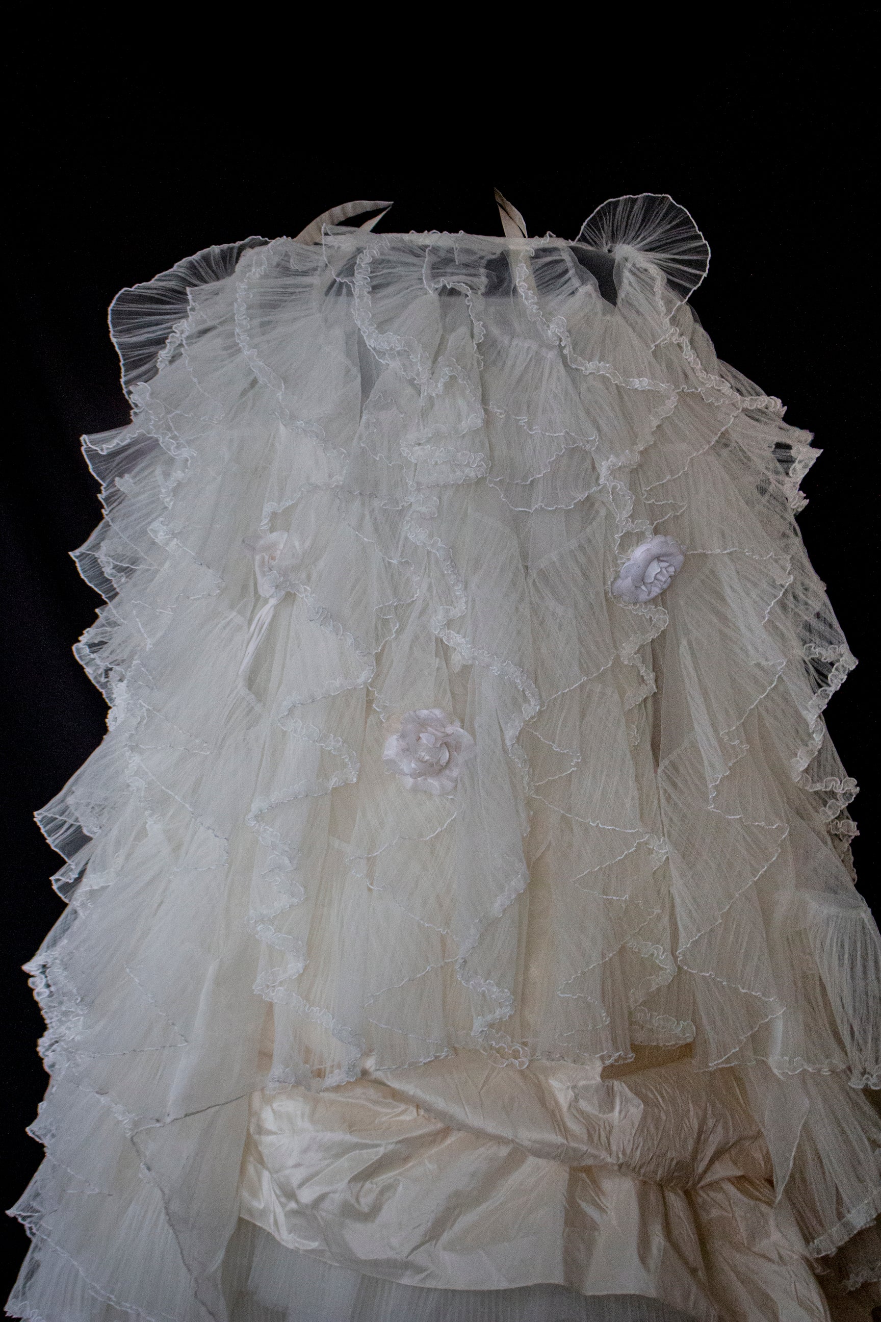 335 - ROMANTIC CREAM SILK TAFFETA VINTAGE WEDDING DRESS: UNIQUE 3-PIECE BALL GOWN WITH RUFFLED CLOUD CAPE - Vague atelier