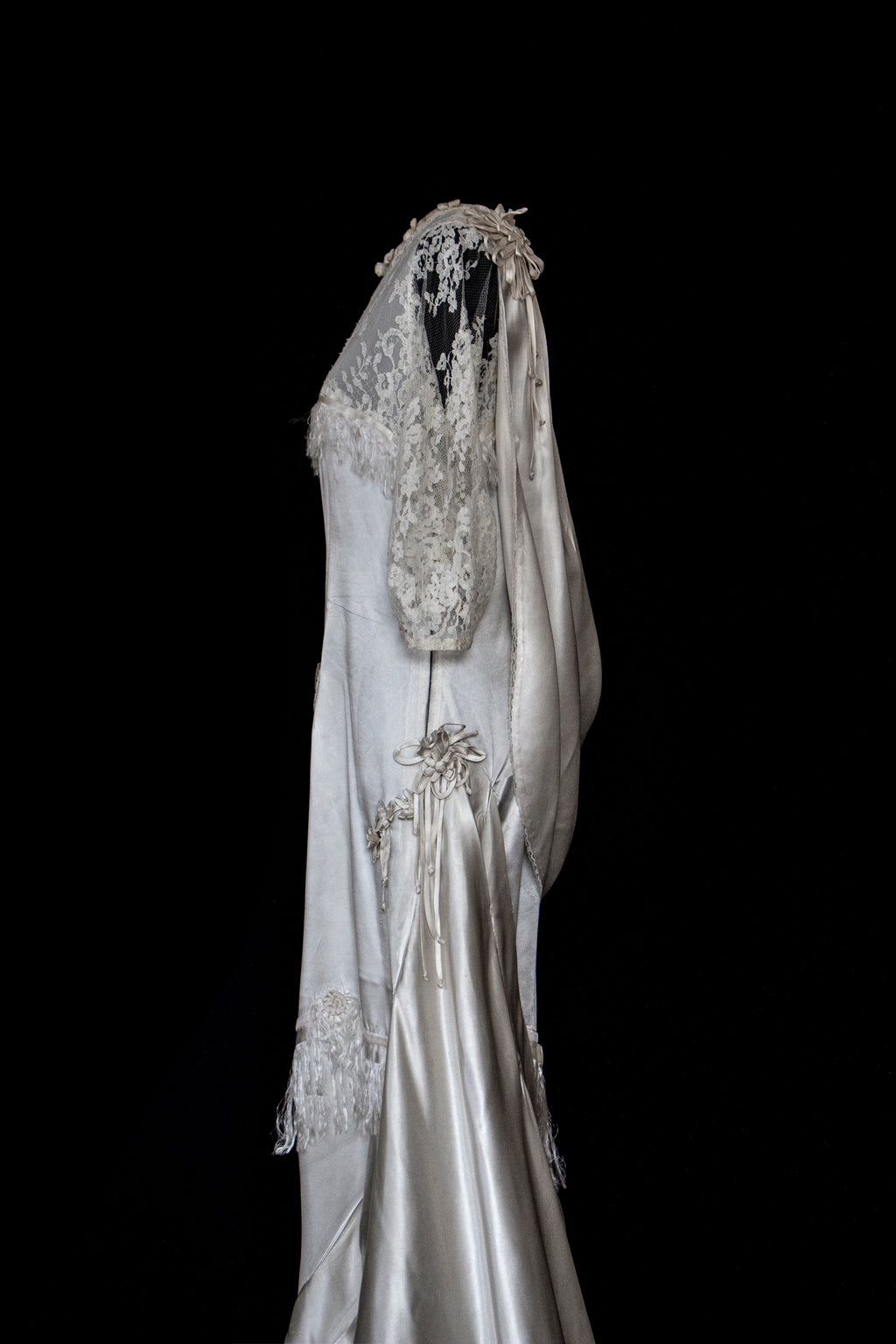 263 - MUSEUM QUALITY 1920S ANTIQUE BRIDAL GOWN: RESTORED ART DECO SILK SATIN & LACE DRESS WITH FRINGES - Vague atelier