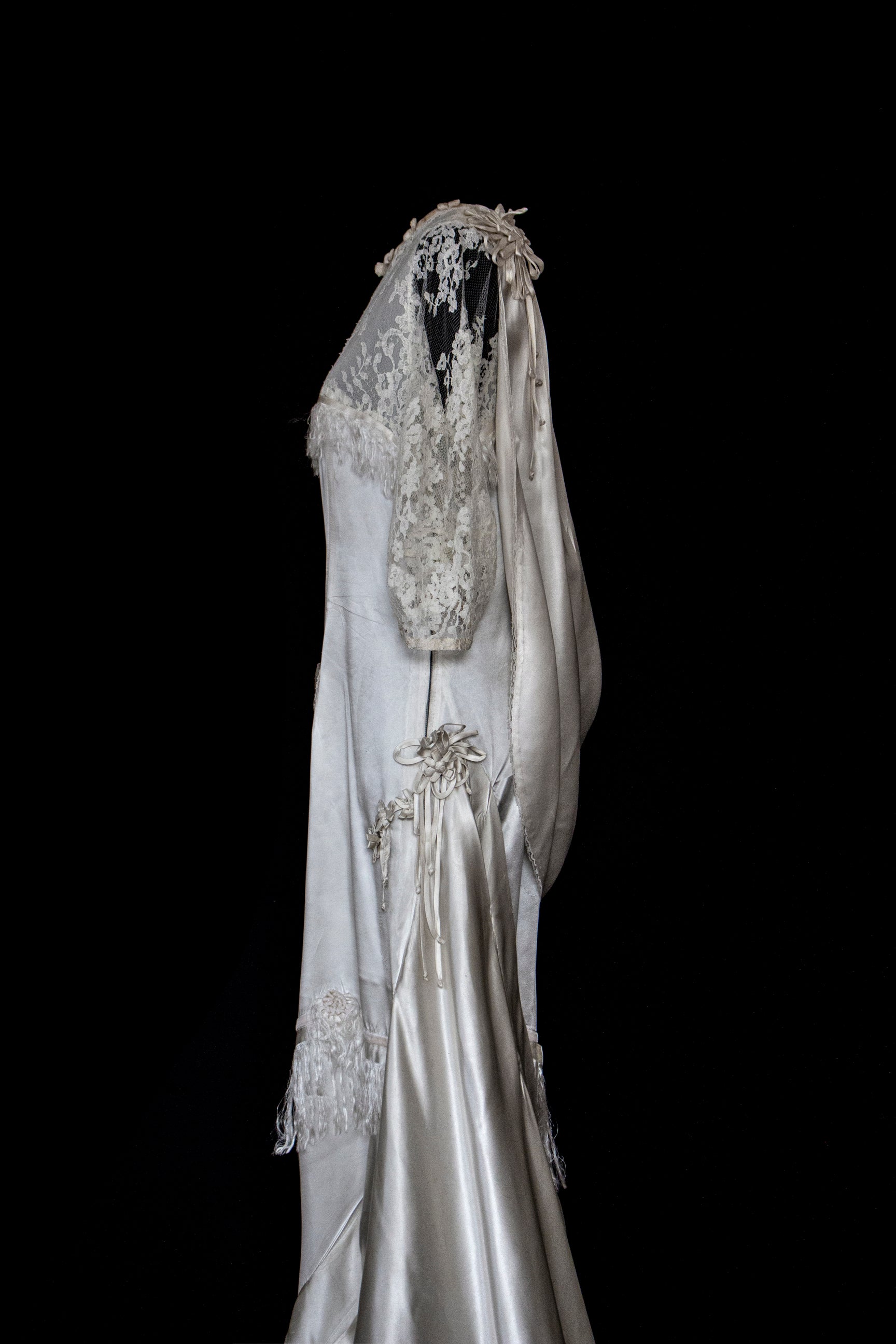 263 - MUSEUM QUALITY 1920S ANTIQUE BRIDAL GOWN: RESTORED ART DECO SILK SATIN & LACE DRESS WITH FRINGES - Vague atelier