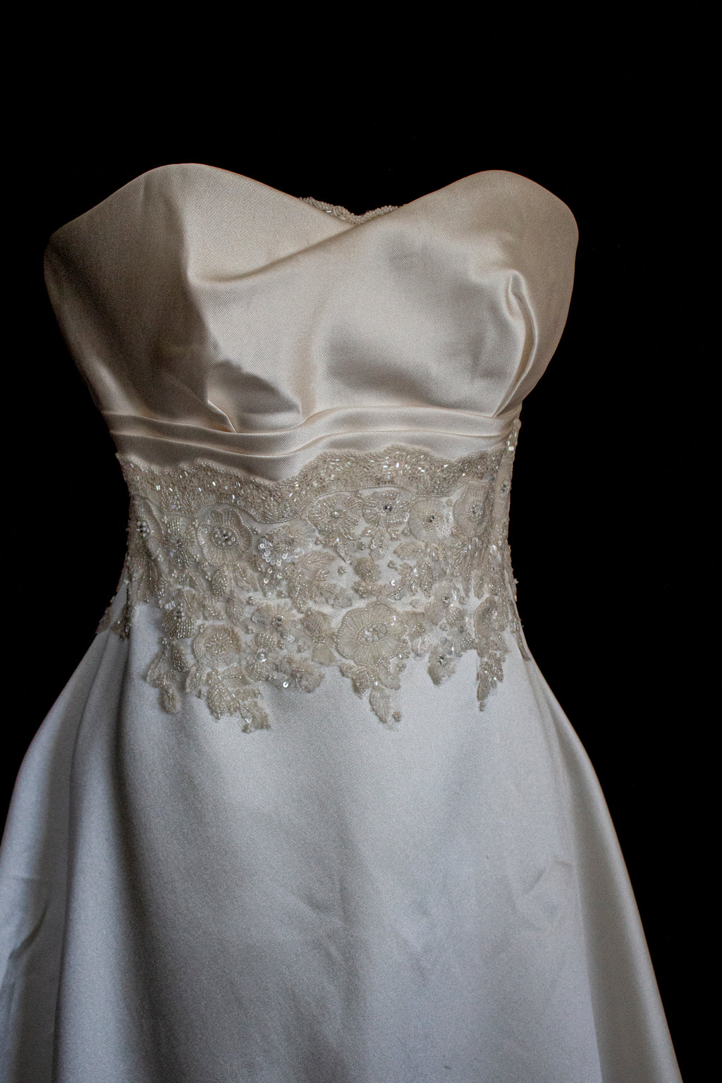 316 - STRAPLESS SILK MIKADO WEDDING DRESS: STRUCTURED A-LINE GOWN WITH HEART NECKLINE & TRAIN - Vague atelier
