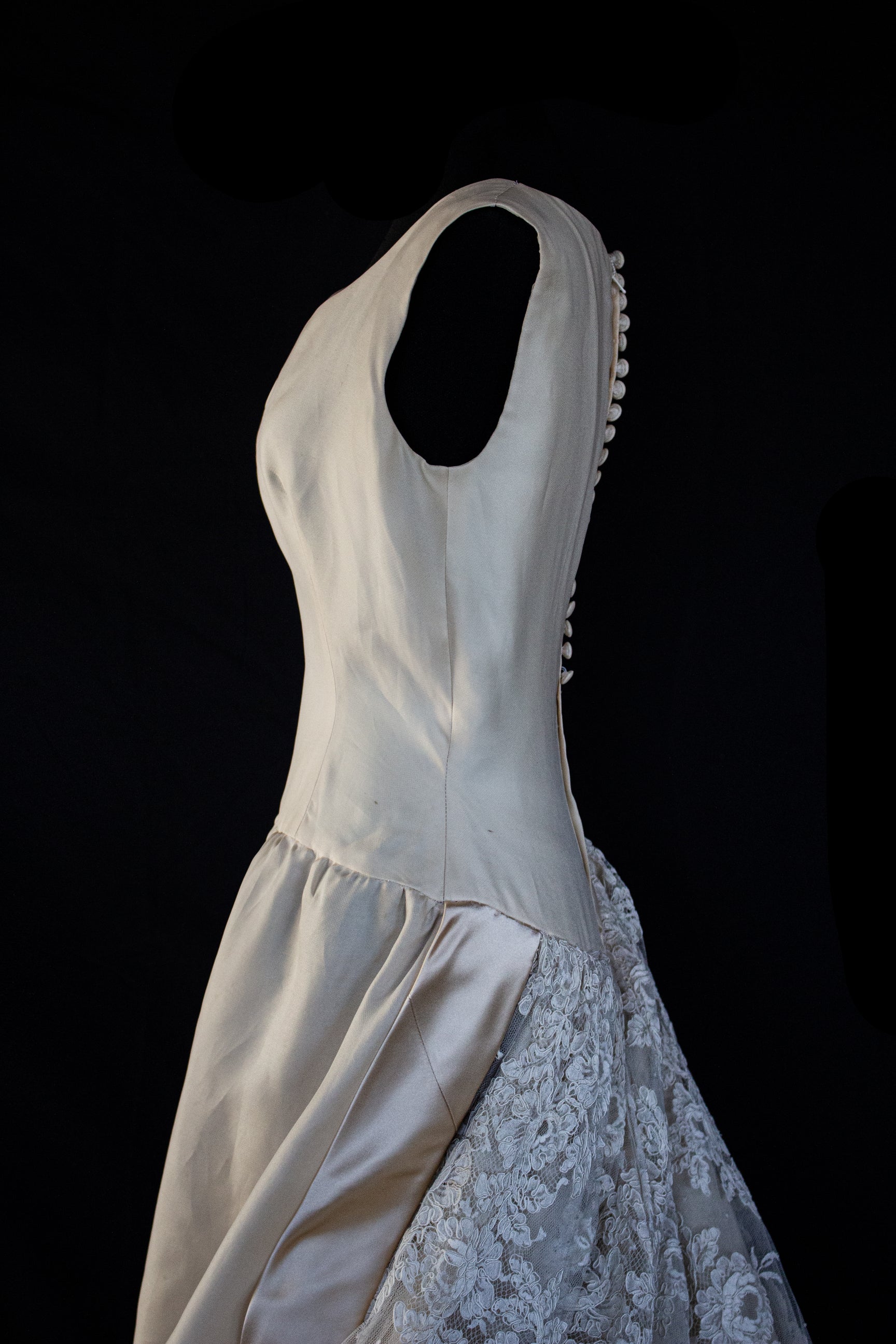 137 - VINTAGE LORENZO RIVA DESIGNER SIGNED WEDDING DRESS: PRECIOUS SILK & LACE TRAIN GOWN - 1950S 1960S ARCHIVAL COUTURE