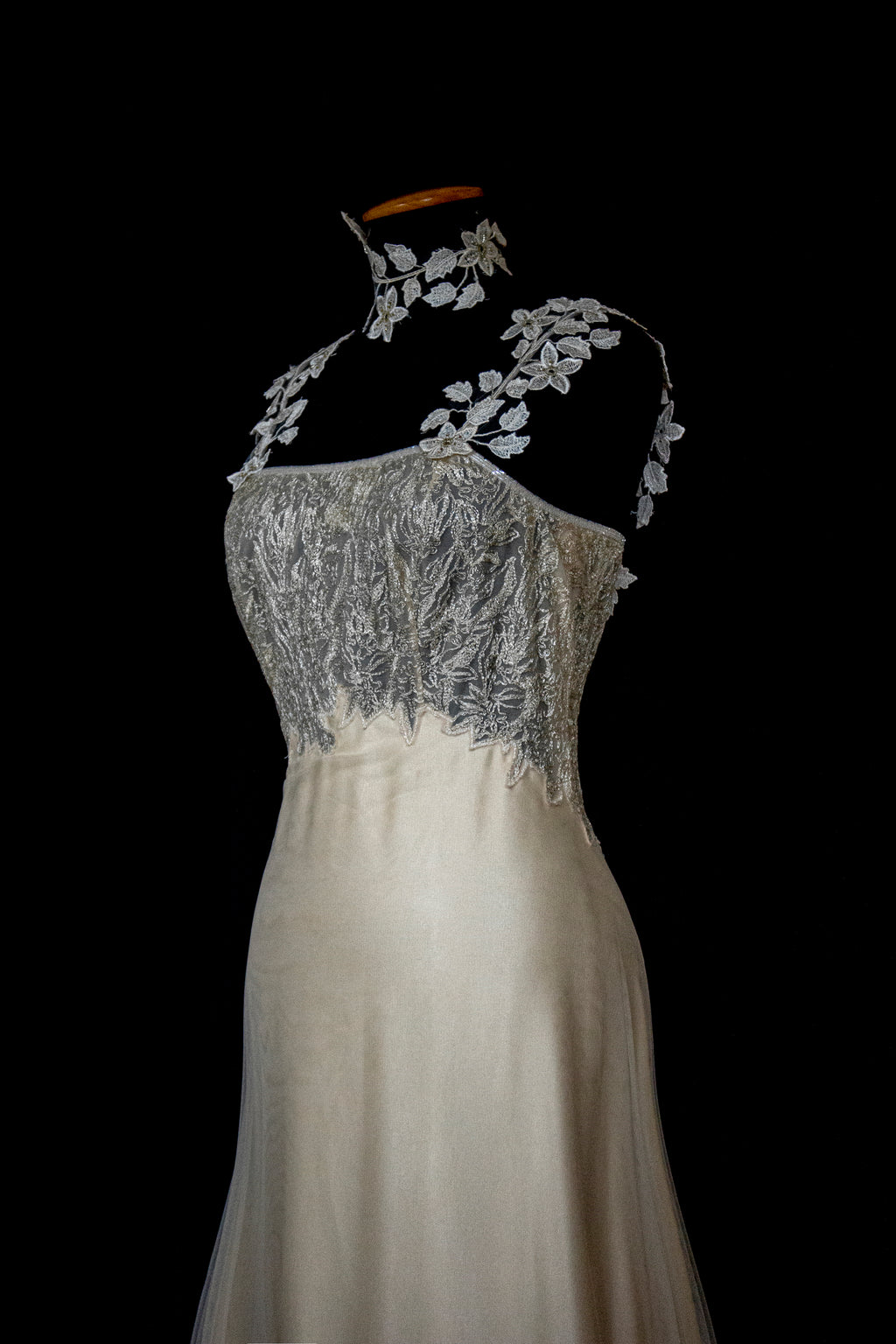 332 - GOLDEN SILK TULLE VINTAGE WEDDING DRESS: UNIQUE A-LINE SLIP GOWN WITH FLORAL DETAILS & TRAIN - Vague atelier