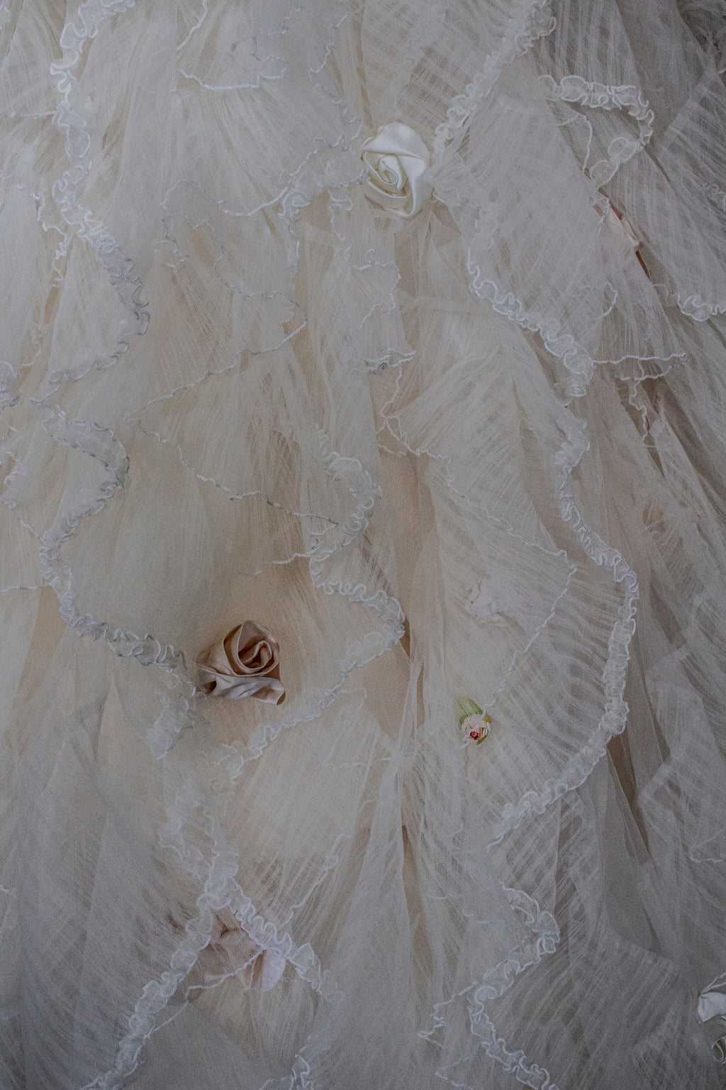 335 - ROMANTIC CREAM SILK TAFFETA VINTAGE WEDDING DRESS: UNIQUE 3-PIECE BALL GOWN WITH RUFFLED CLOUD CAPE - Vague atelier