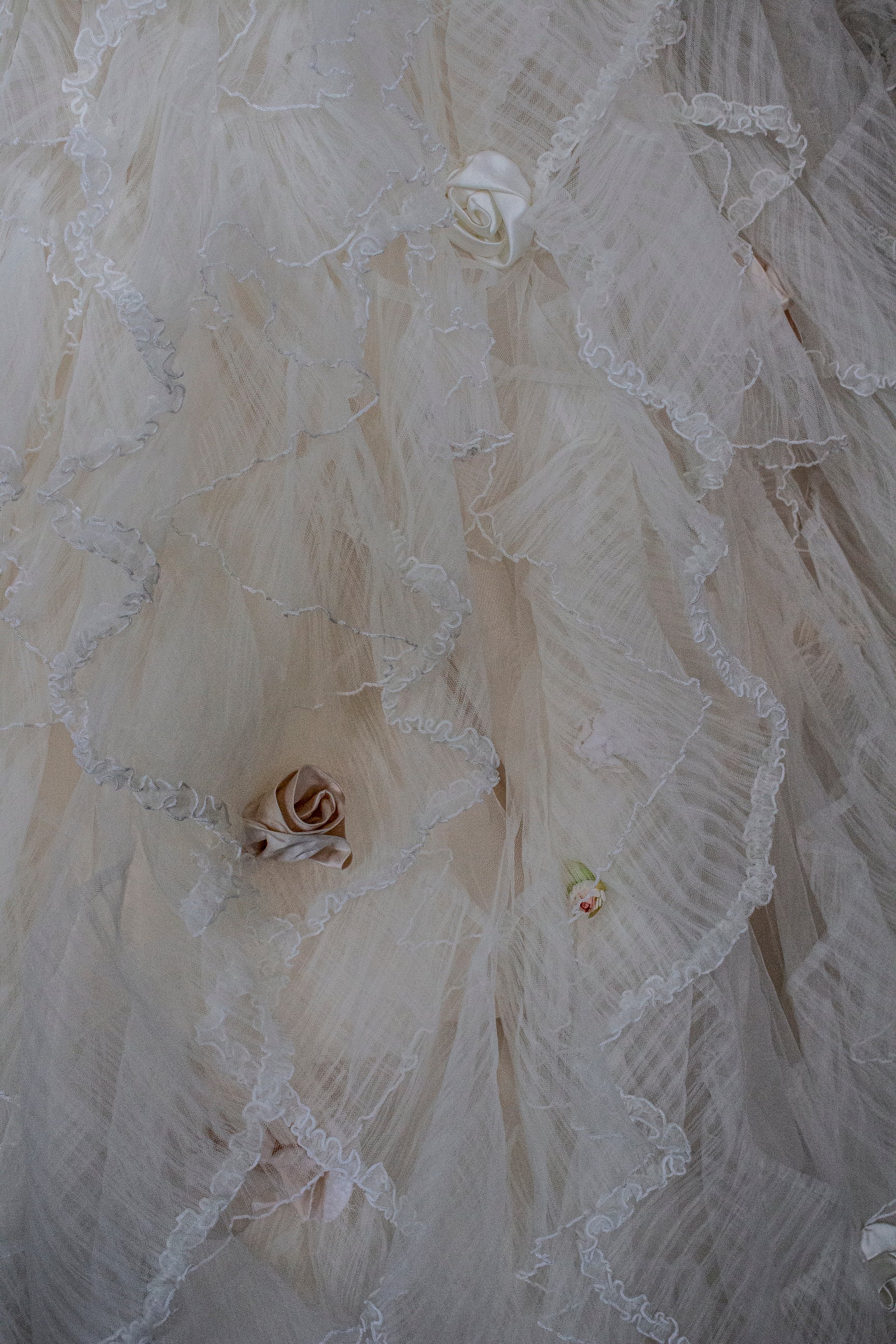 335 - ROMANTIC CREAM SILK TAFFETA VINTAGE WEDDING DRESS: UNIQUE 3-PIECE BALL GOWN WITH RUFFLED CLOUD CAPE - Vague atelier