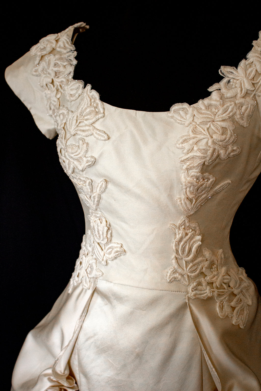 355 - VINTAGE 90s SILK COLUMN WEDDING DRESS: CREAM GOWN WITH GOLD SATIN DRAPED TRAIN & EMBROIDERED ROSES - Vague atelier