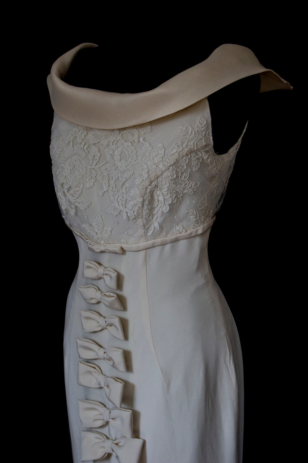 273 - CHIC VINTAGE PURE SILK BRIDAL MERMAID GOWN: LACE BODICE & VERTICAL MAXI BOWS - Vague atelier