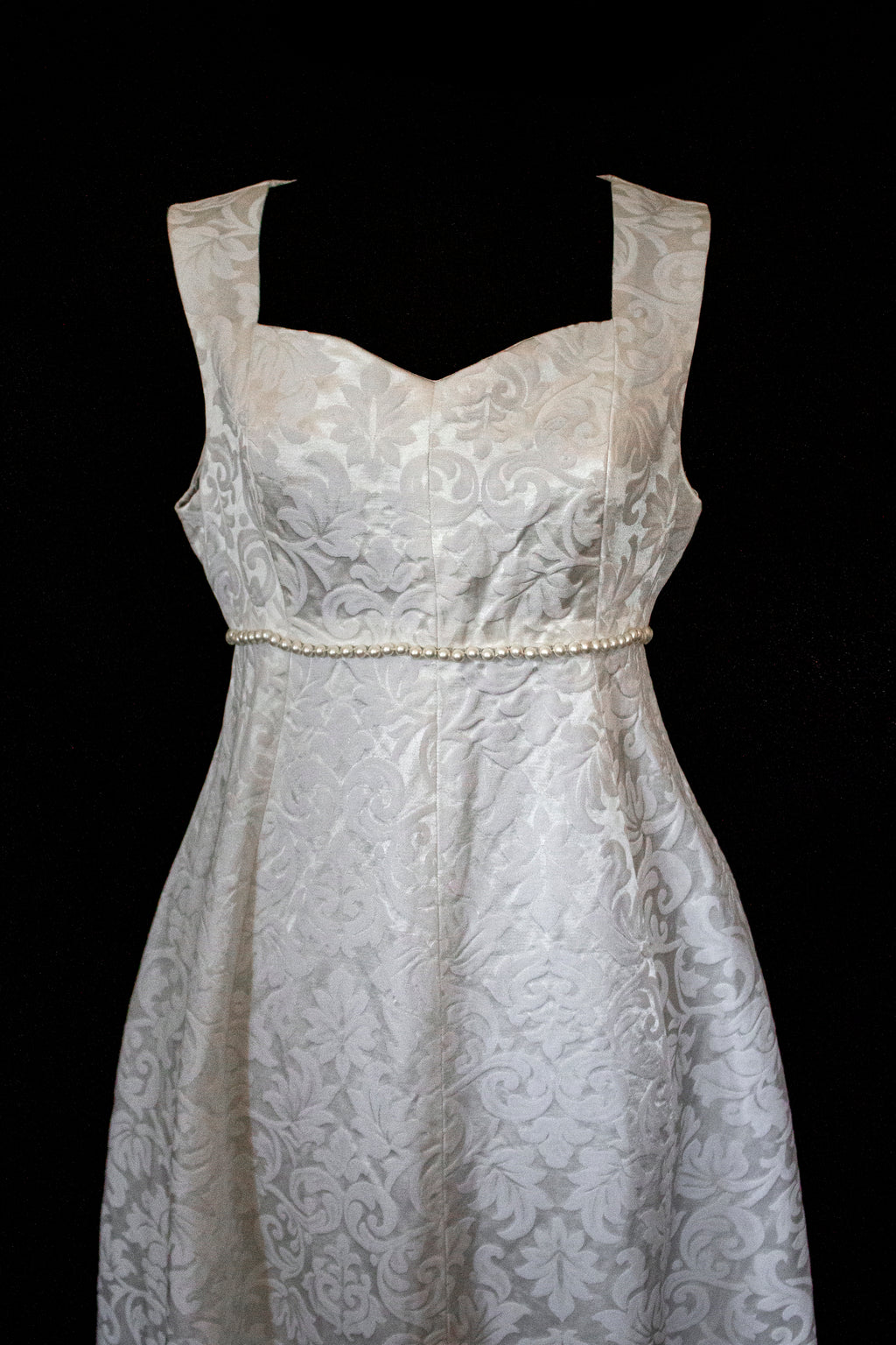 299 - AUTHENTIC 1960S VINTAGE DAMASK BRIDAL DRESS: BON TON ANKLE-LENGTH SHEATH WITH RUFFLED TULLE CAPE - Vague atelier