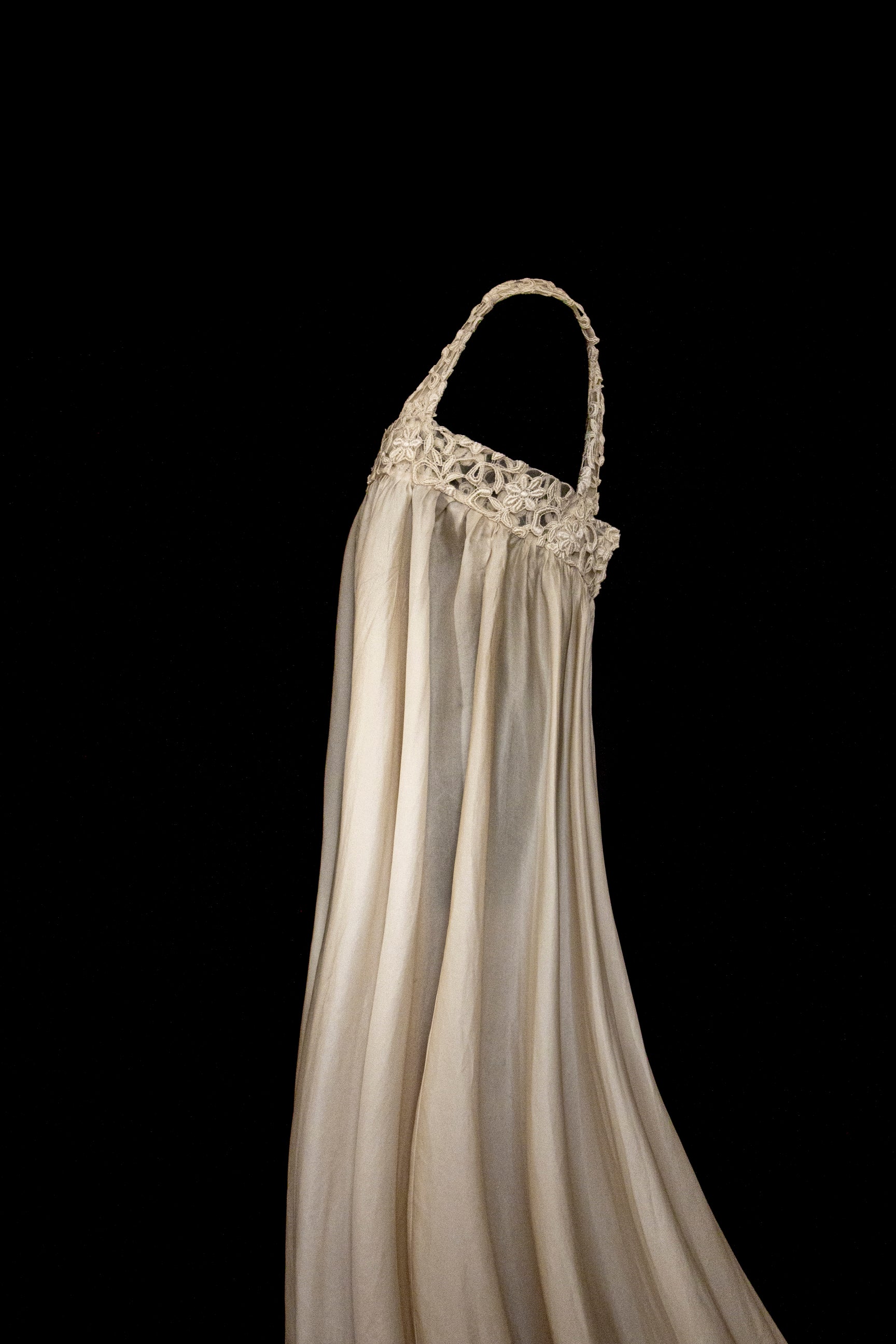 325 - ETHEREAL BOHO VINTAGE SILK ORGANZA GOWN: FLOWY 90S MINIMALIST A-LINE WITH LACE BACK - Vague atelier