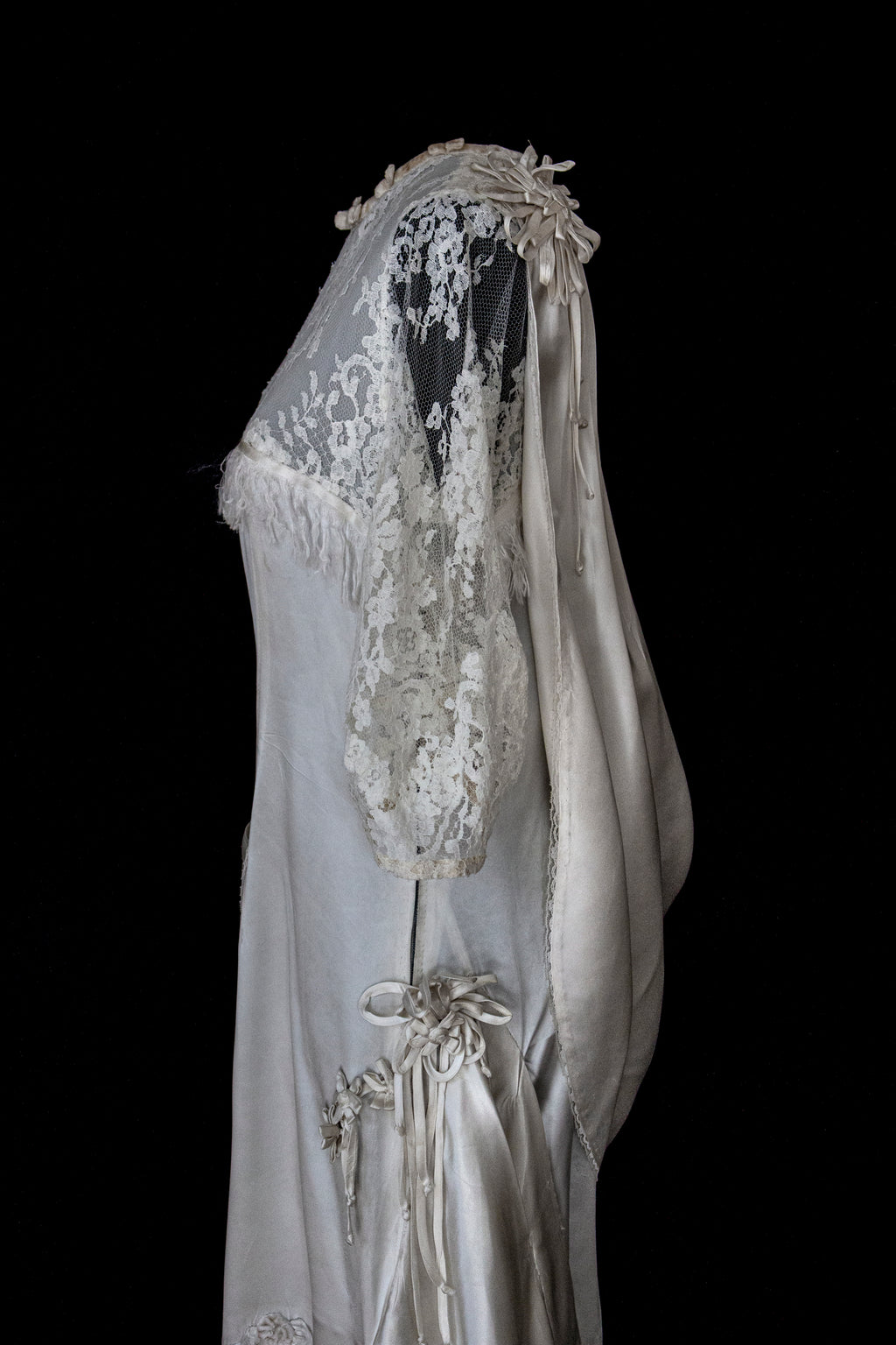263 - MUSEUM QUALITY 1920S ANTIQUE BRIDAL GOWN: RESTORED ART DECO SILK SATIN & LACE DRESS WITH FRINGES - Vague atelier