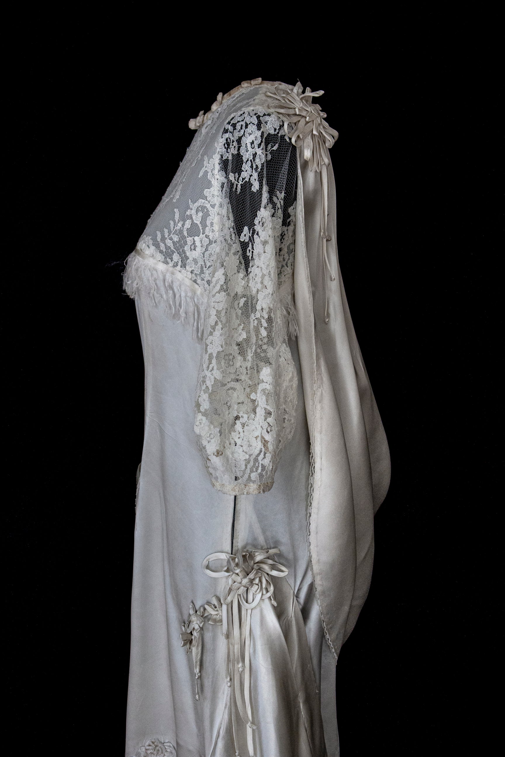 263 - MUSEUM QUALITY 1920S ANTIQUE BRIDAL GOWN: RESTORED ART DECO SILK SATIN & LACE DRESS WITH FRINGES - Vague atelier