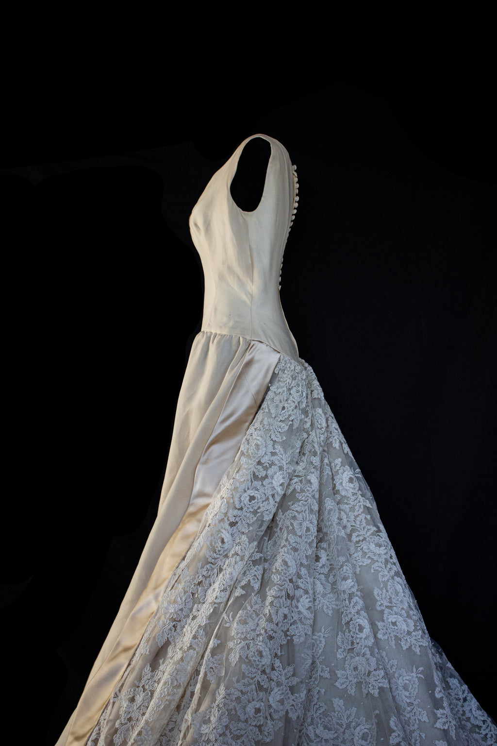 137 - VINTAGE LORENZO RIVA DESIGNER SIGNED WEDDING DRESS: PRECIOUS SILK & LACE TRAIN GOWN - 1950S 1960S ARCHIVAL COUTURE