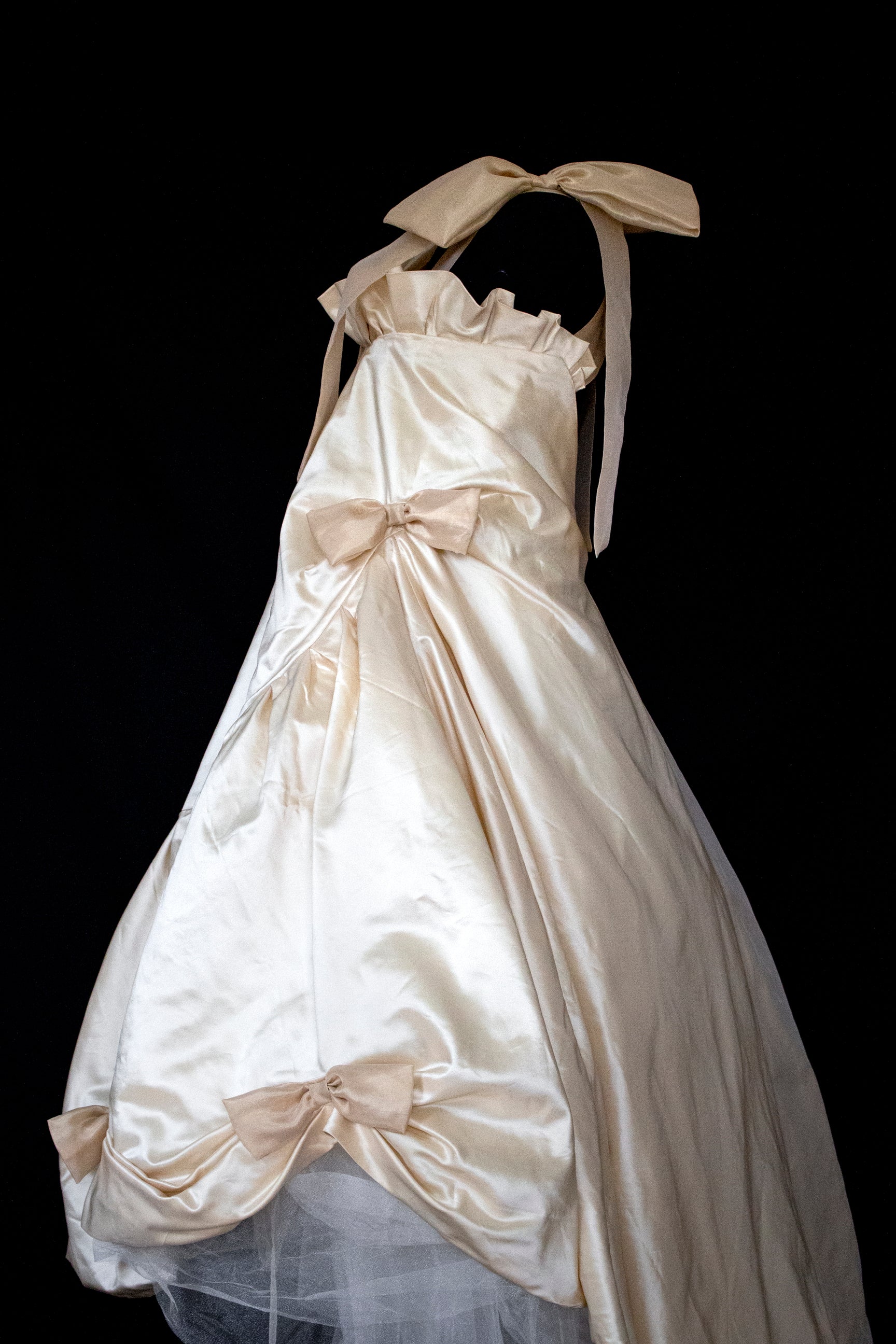 354 - UNIQUE SILK TAFFETA TRAPEZE WEDDING DRESS: CREAM & CARAMEL GOWN WITH MAXI ORGANZA BOWS, OPEN BACK & RUFFLES - Vague atelier