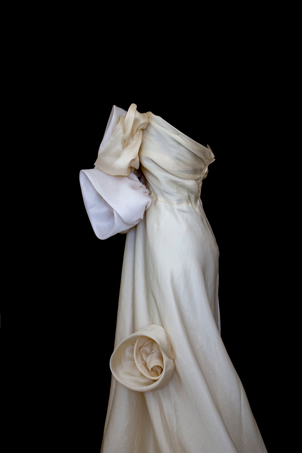318 - COUTURE SILK ORGANZA BRIDAL GOWN: HANDMADE 3D MAXI FLOWERS & VINTAGE FLORAL TRAIN - Vague atelier