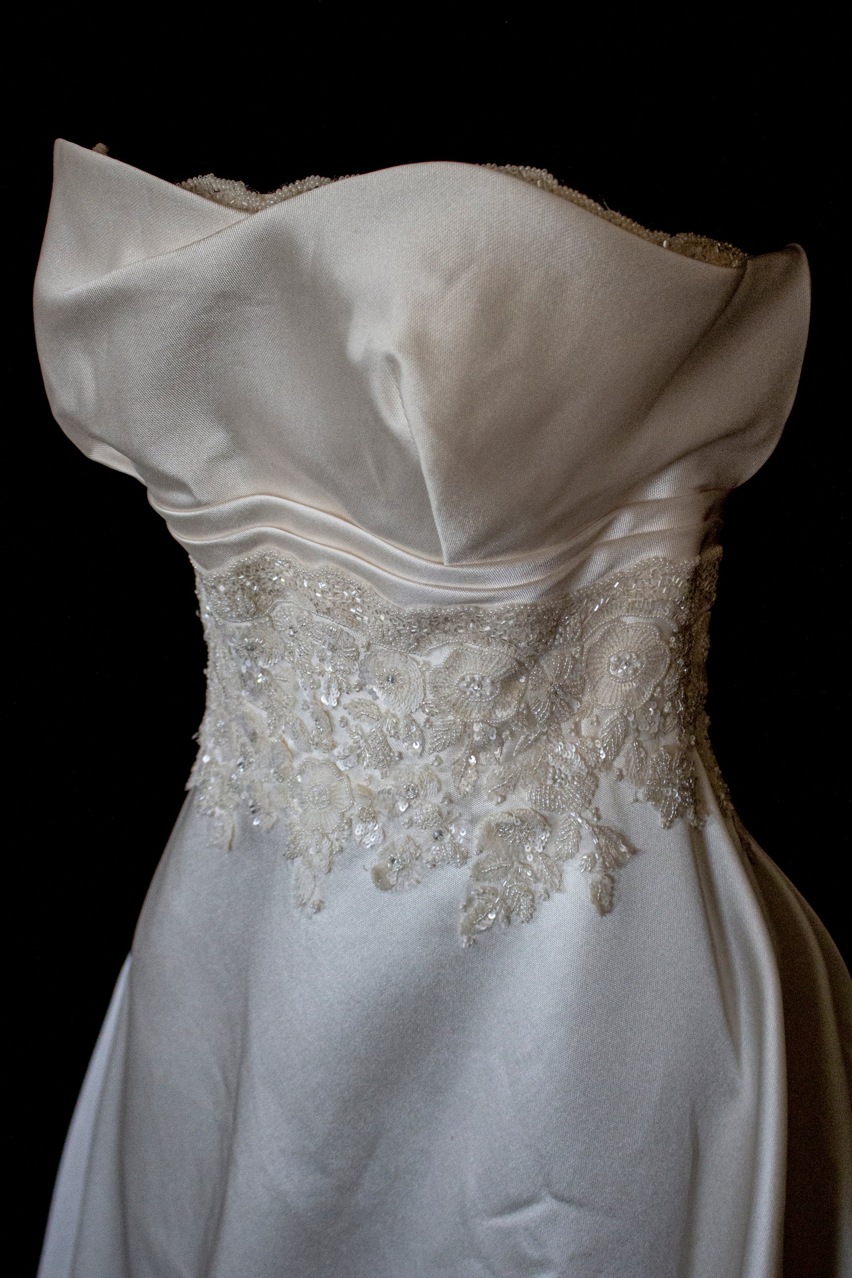 316 - STRAPLESS SILK MIKADO WEDDING DRESS: STRUCTURED A-LINE GOWN WITH HEART NECKLINE & TRAIN - Vague atelier
