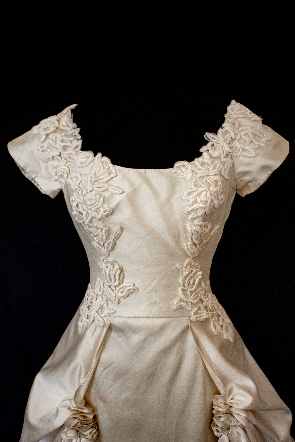 355 - VINTAGE 90s SILK COLUMN WEDDING DRESS: CREAM GOWN WITH GOLD SATIN DRAPED TRAIN & EMBROIDERED ROSES - Vague atelier