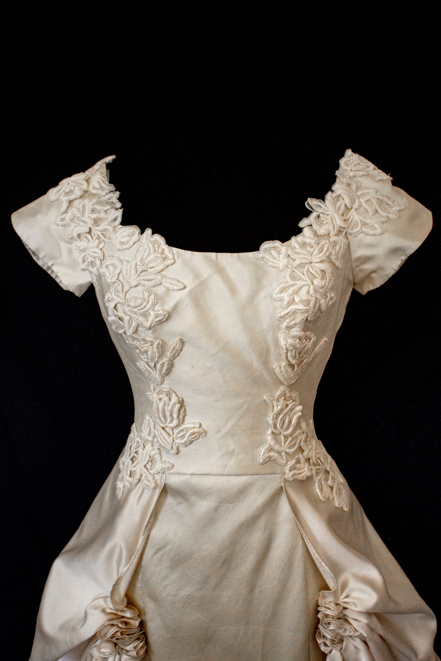 355 - VINTAGE 90s SILK COLUMN WEDDING DRESS: CREAM GOWN WITH GOLD SATIN DRAPED TRAIN & EMBROIDERED ROSES - Vague atelier