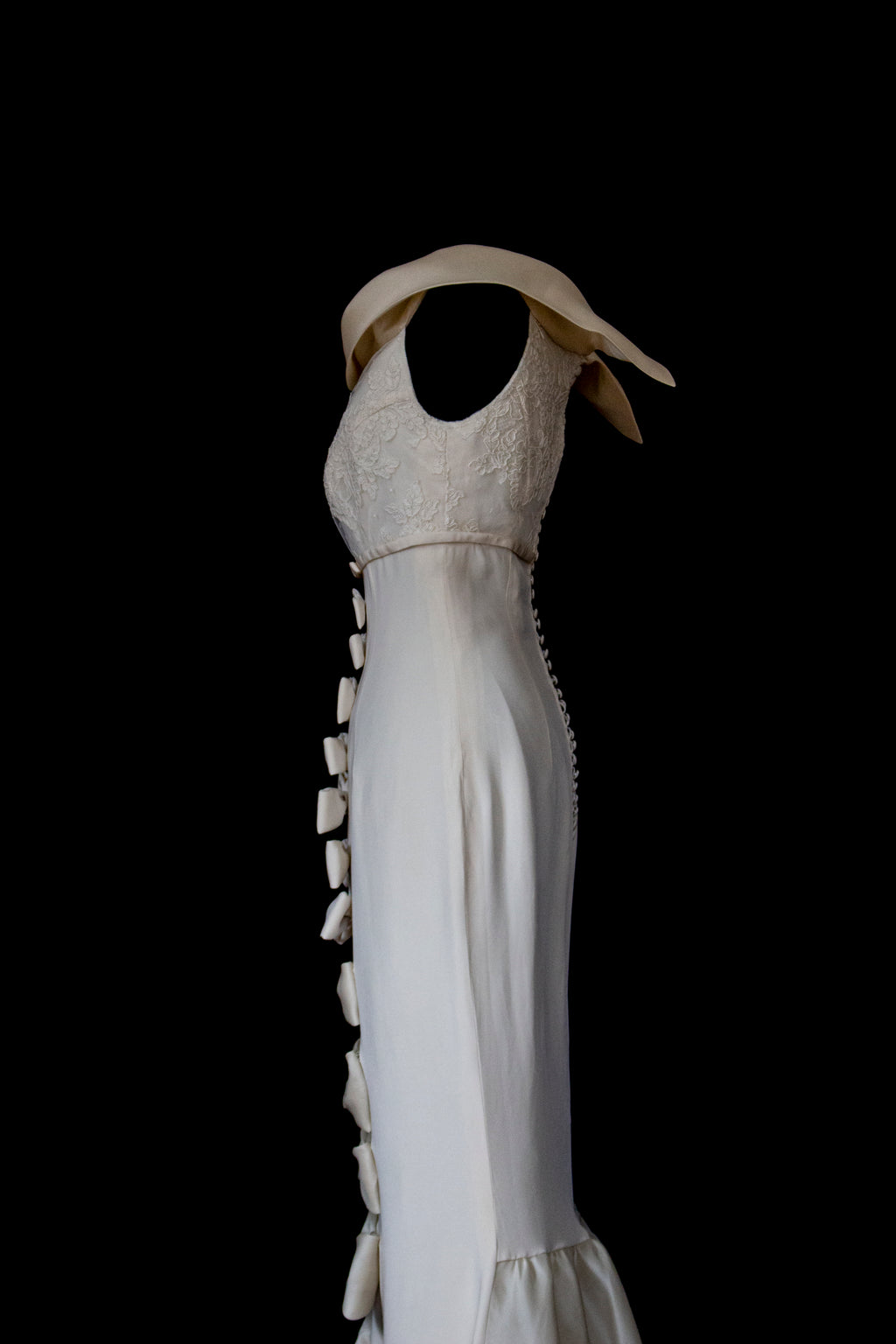 273 - CHIC VINTAGE PURE SILK BRIDAL MERMAID GOWN: LACE BODICE & VERTICAL MAXI BOWS - Vague atelier